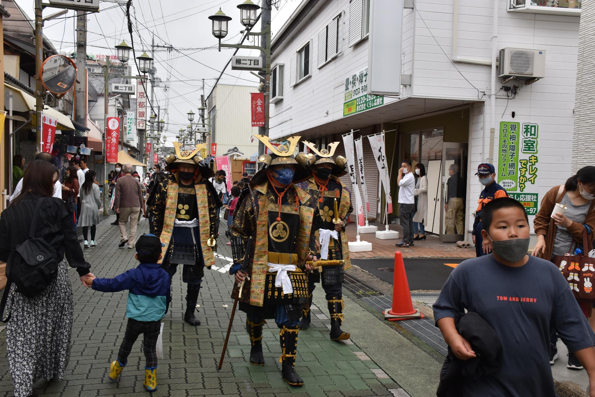 金魚まつり甲冑隊の練り歩き