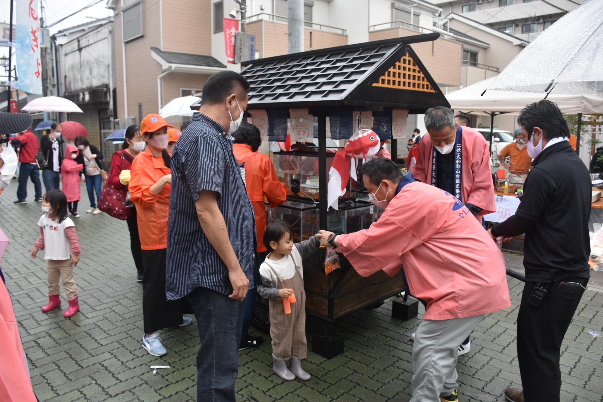 金魚まつり昔の金魚売りの再現の様子