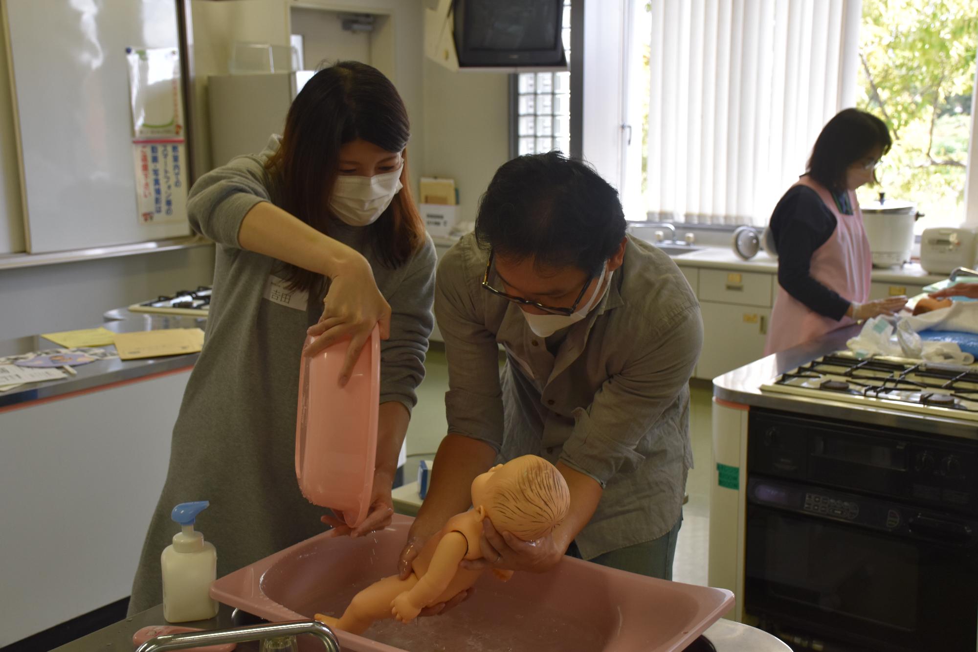 第17回すこやか21健康フェスタの沐浴体験の様子