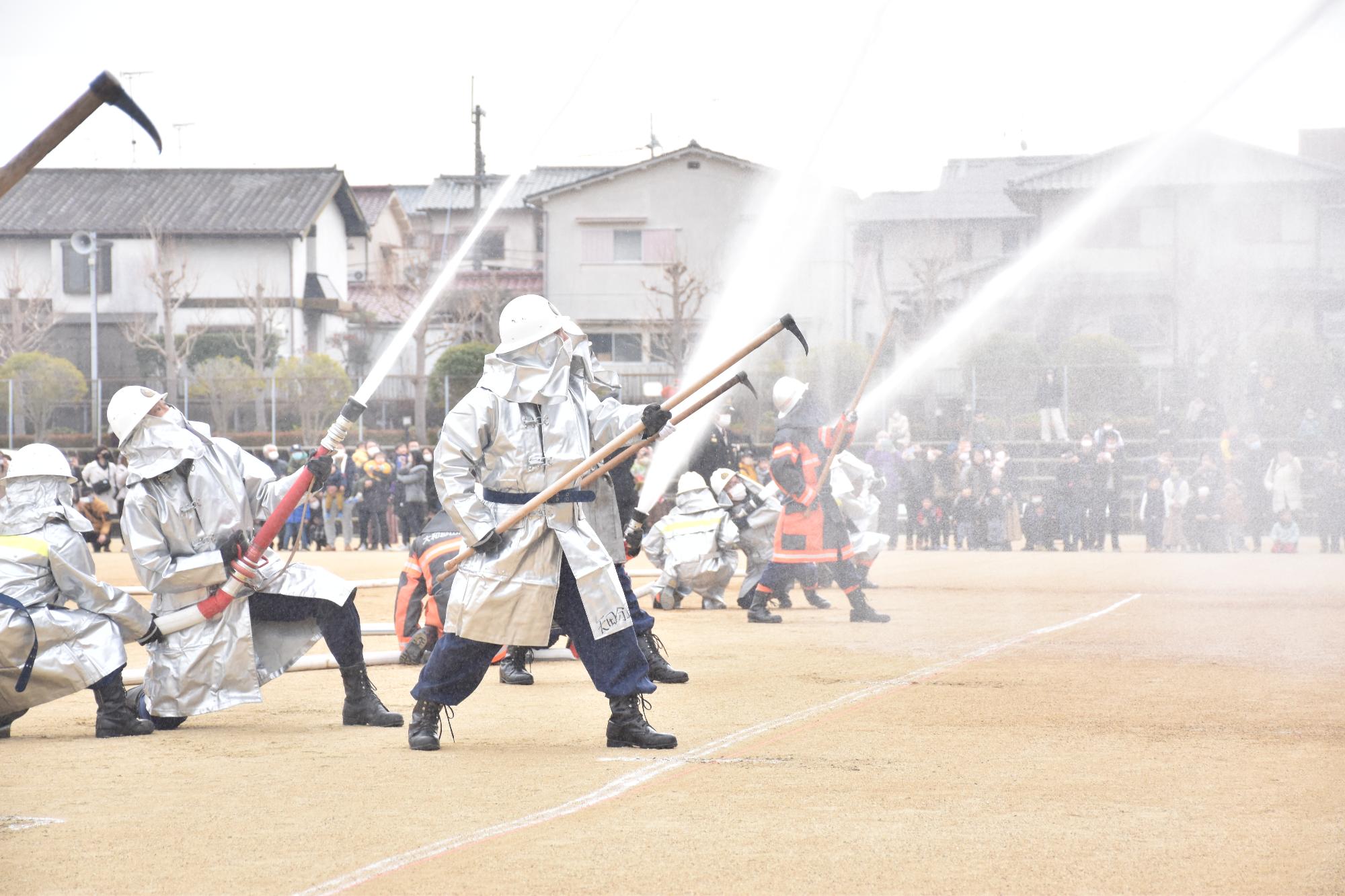 消防出初式の放水披露の様子