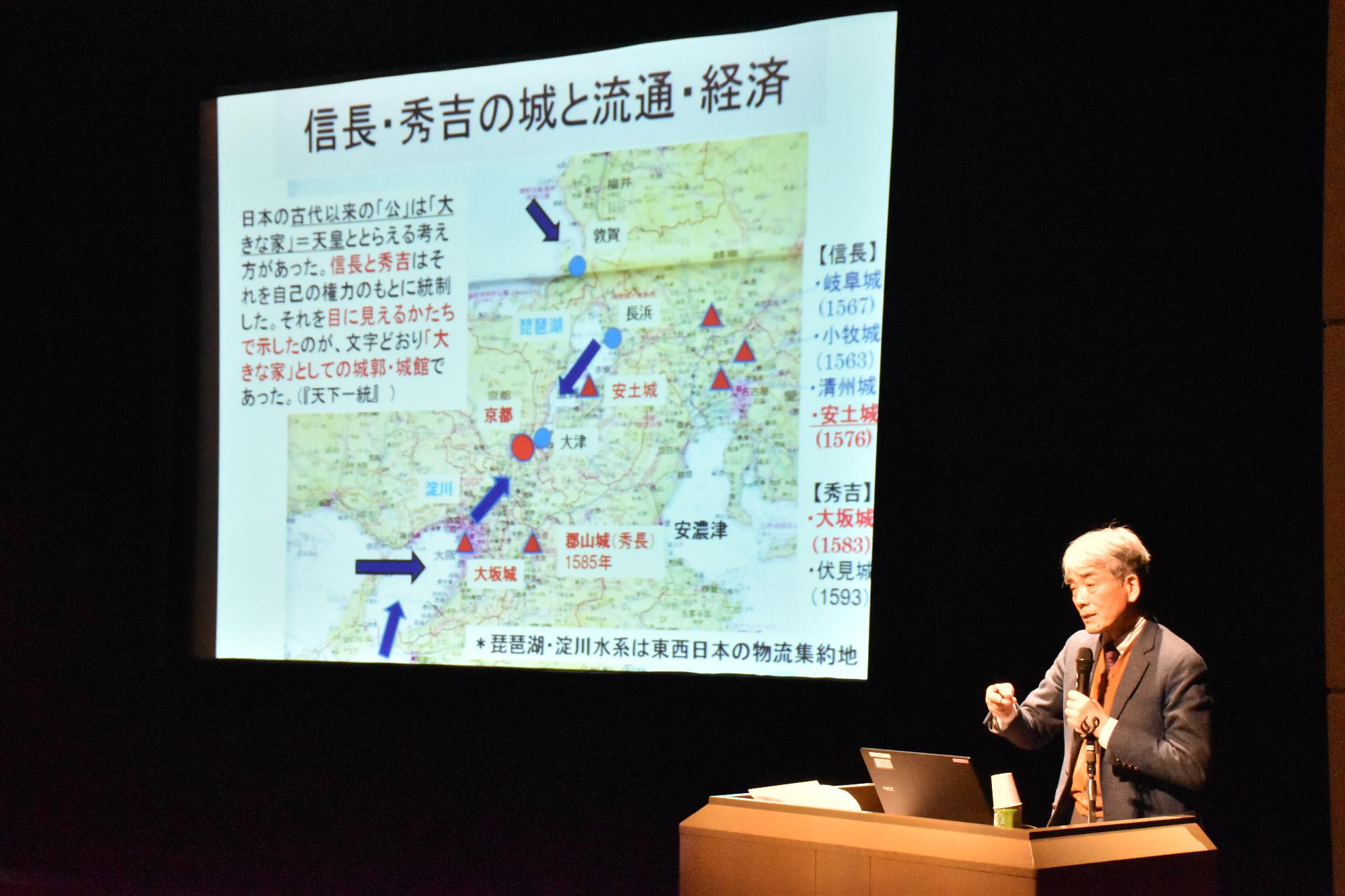 第25回こおりやま歴史フォーラムで記念講演をする坂井名誉教授