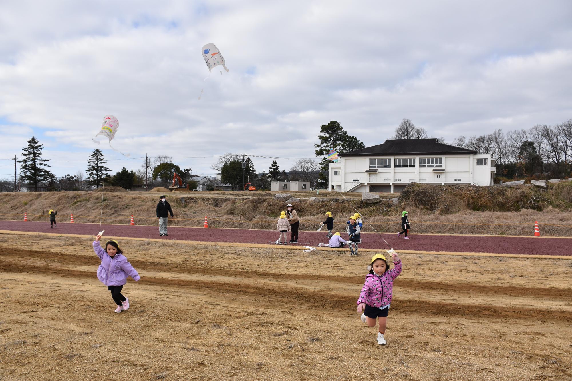 郡山西幼稚園の園児が厩広場で凧揚げをしている様子