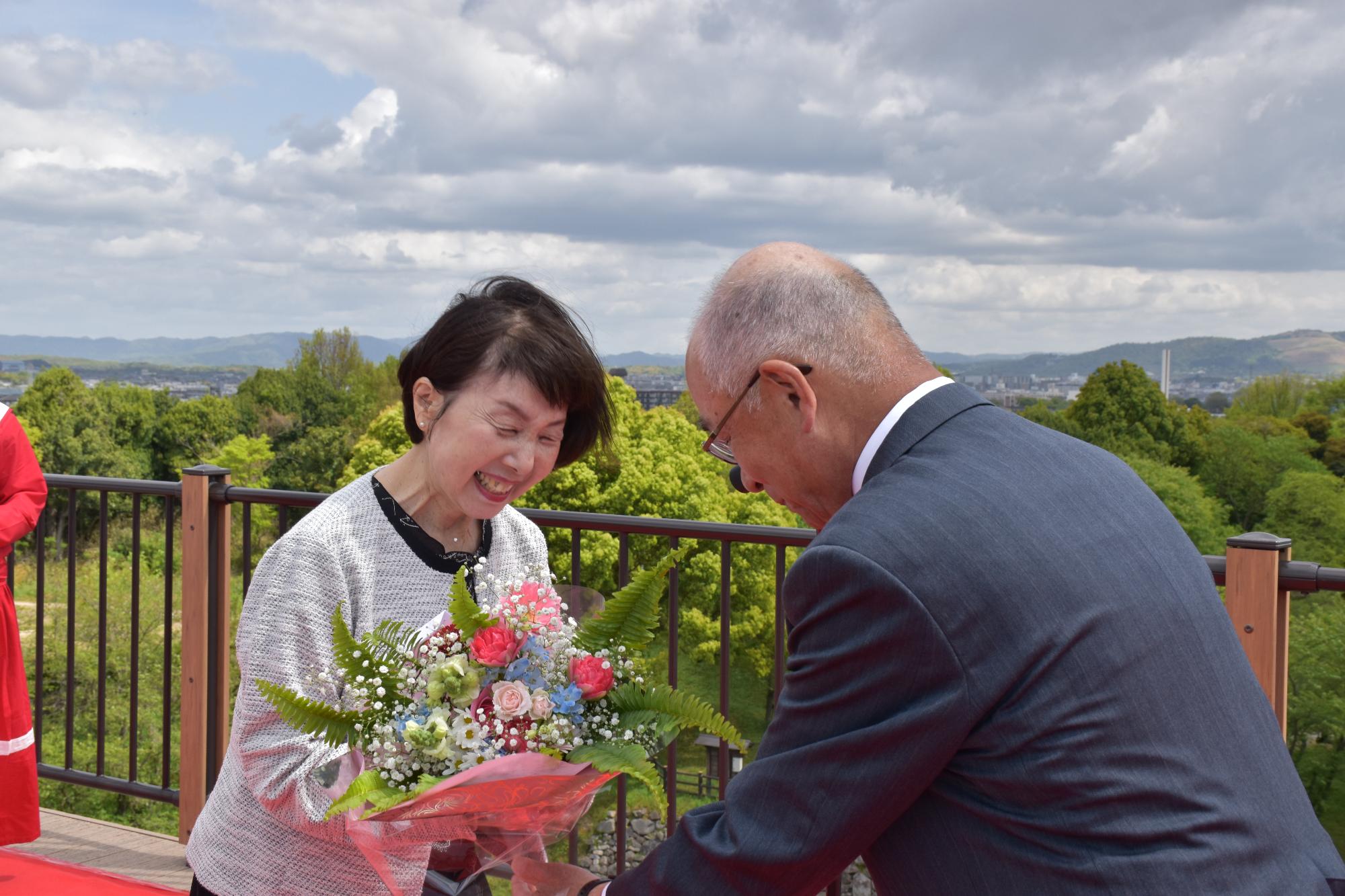 第7回金婚式で旦那さんから奥さんに花束を手渡す様子