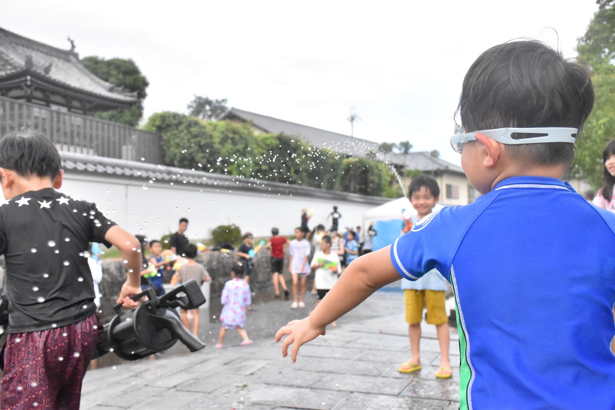 思い出に残る夏祭り2023水遊びの様子