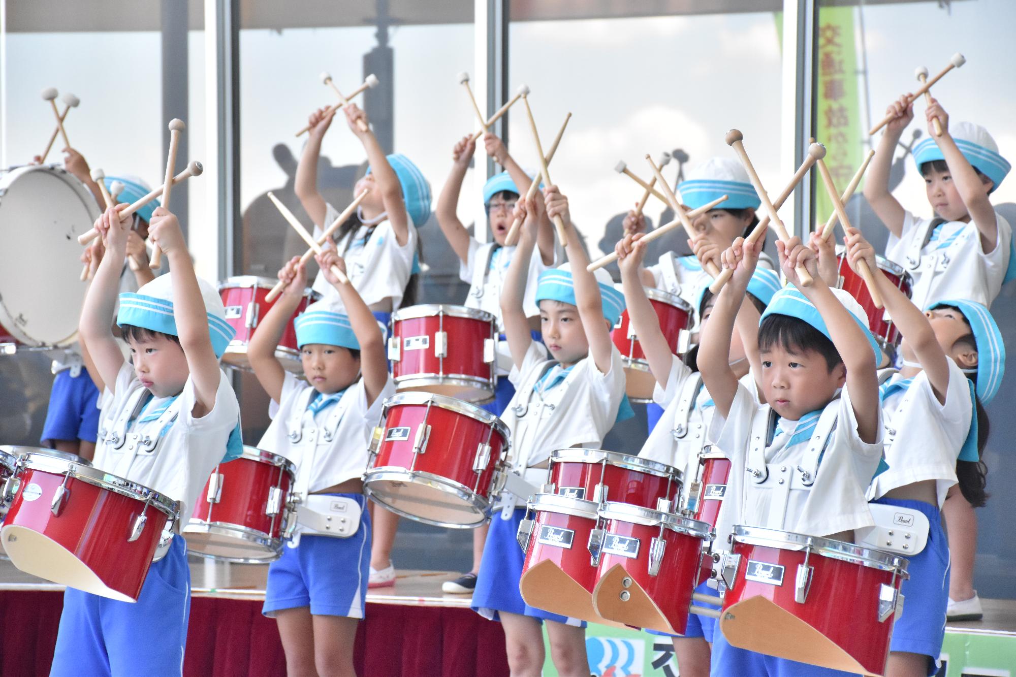 交通安全フェスティバルで郡山東こども園の園児が演奏をしている様子