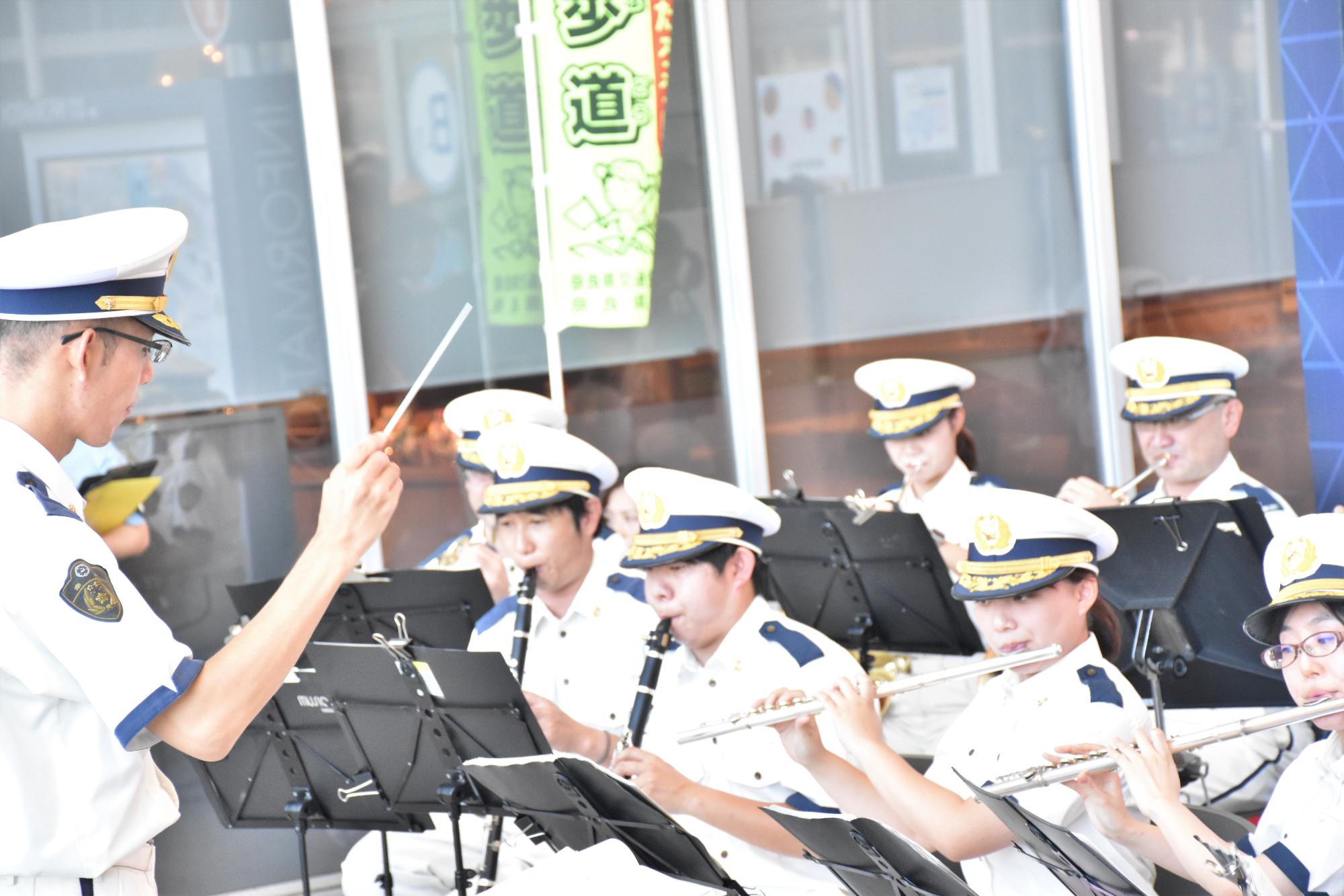 交通安全フェスティバルでの県警察音楽隊の演奏の様子
