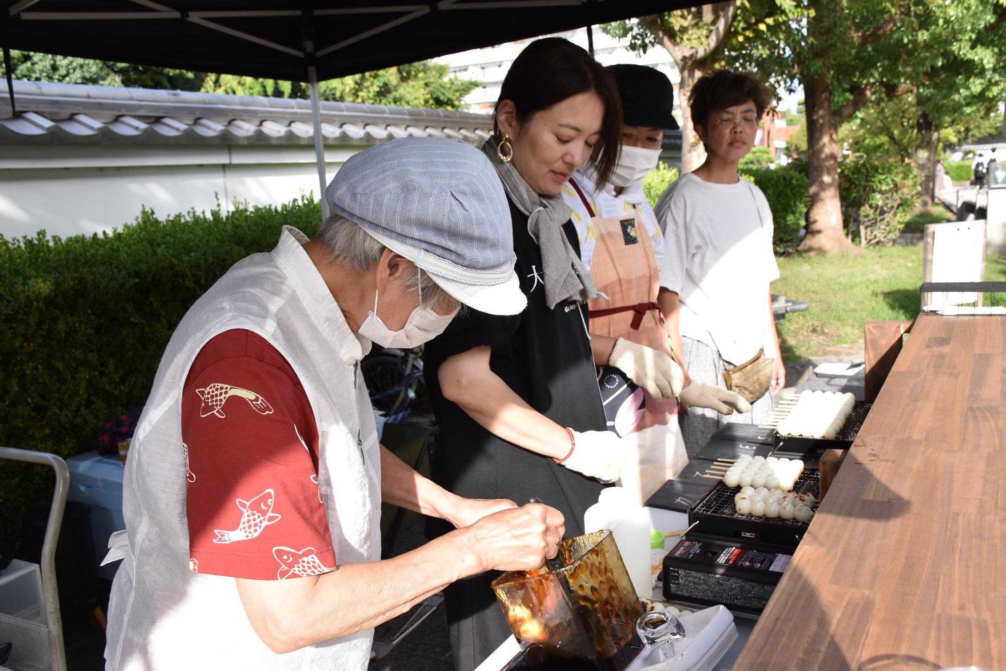 みたらし団子を焼く出店者