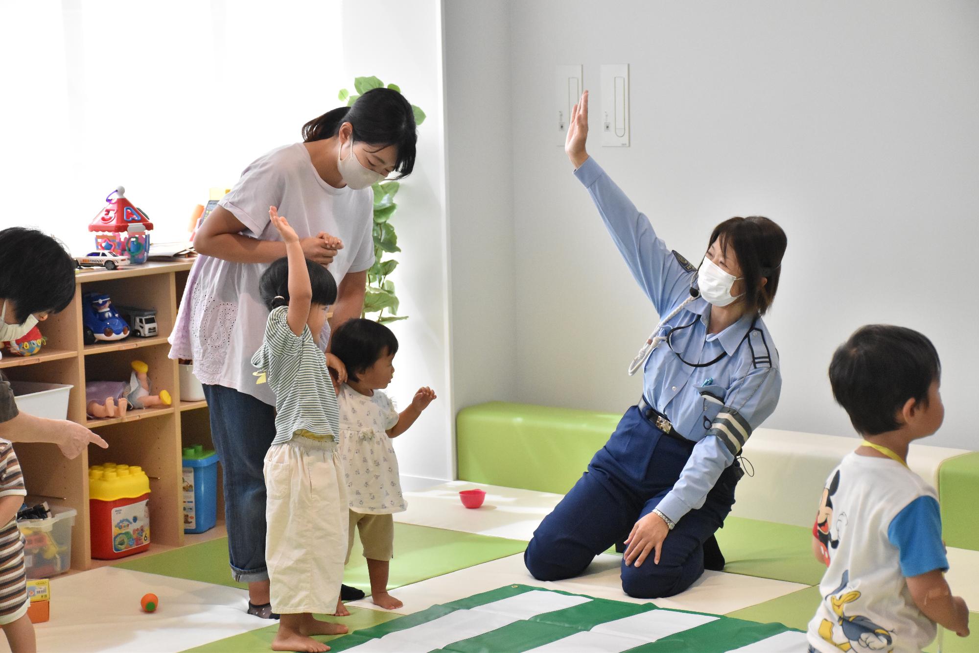 親子たんとん広場での交通安全教室で横断歩道の渡り方を練習している様子