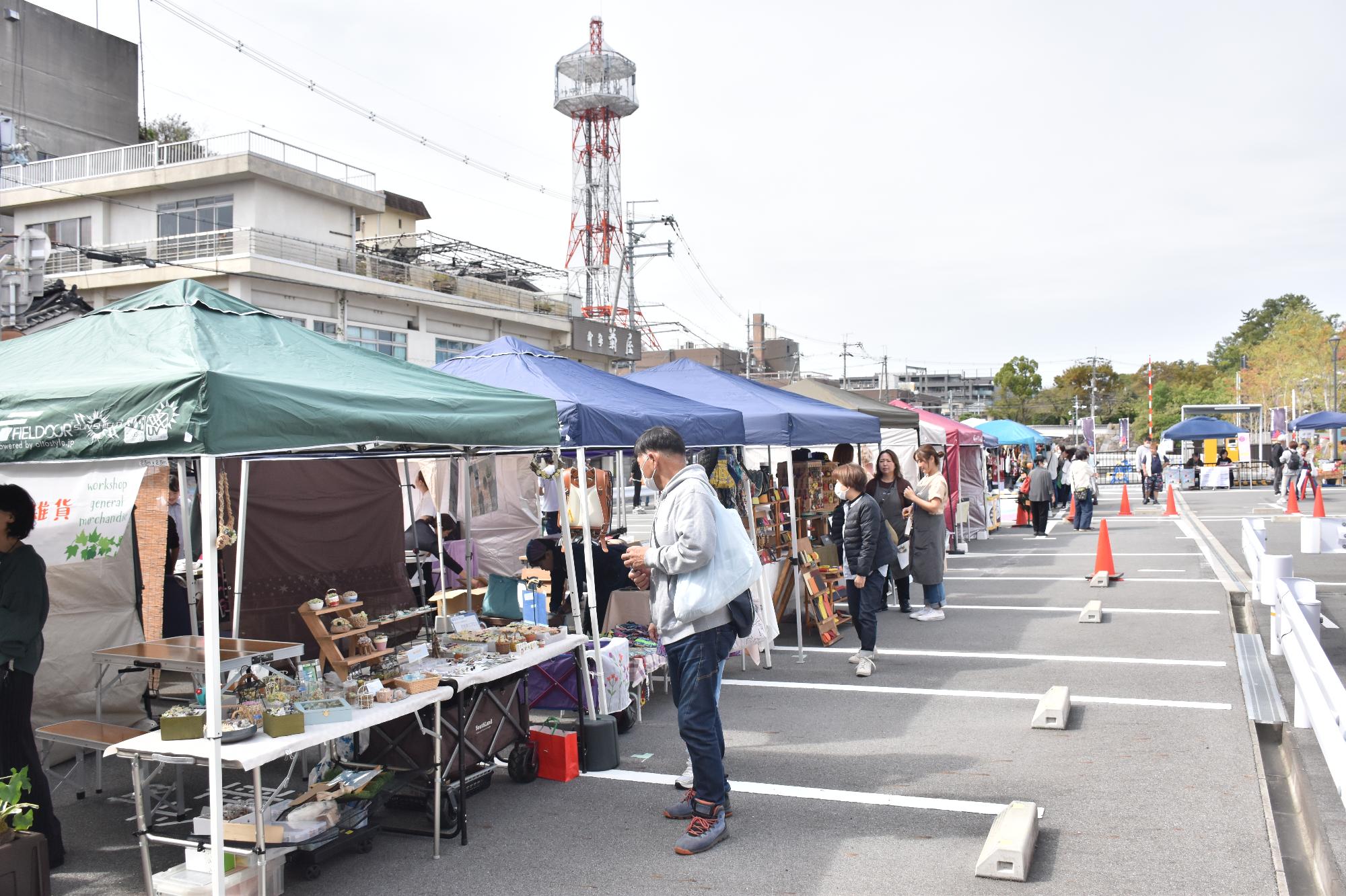 こおりやまフリマ＆マルシェの市役所南側駐車場の様子