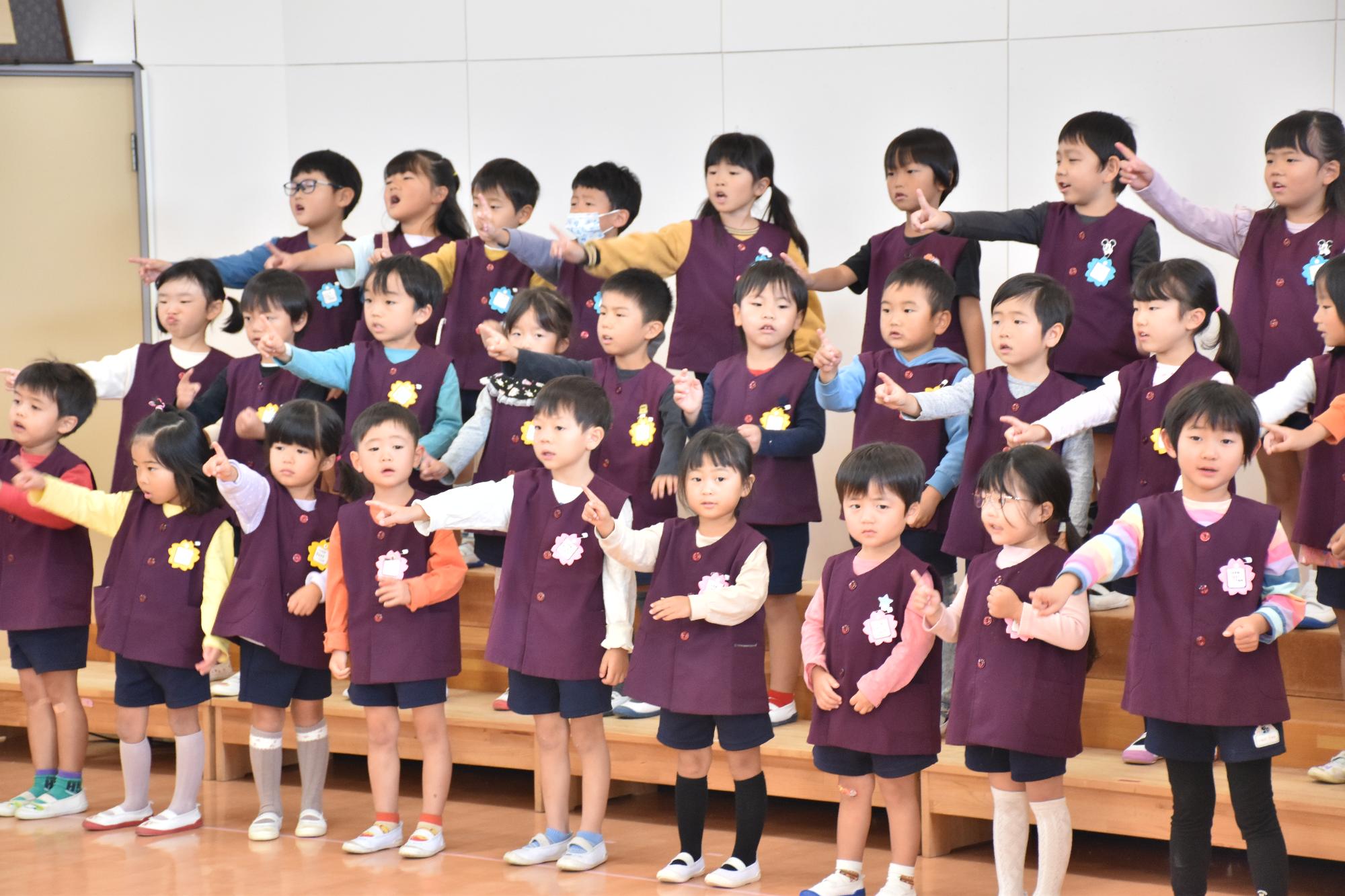 筒井幼稚園で行われた人権出前教室にて、園児がお礼の歌を披露している様子