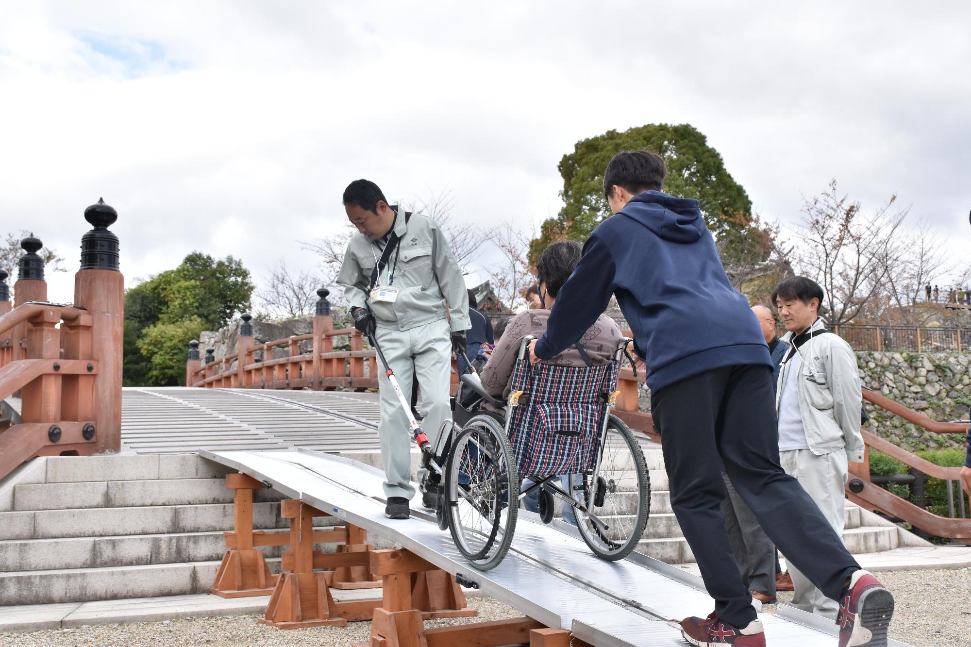 郡山城天守台登城サポート 極楽橋を渡る様子