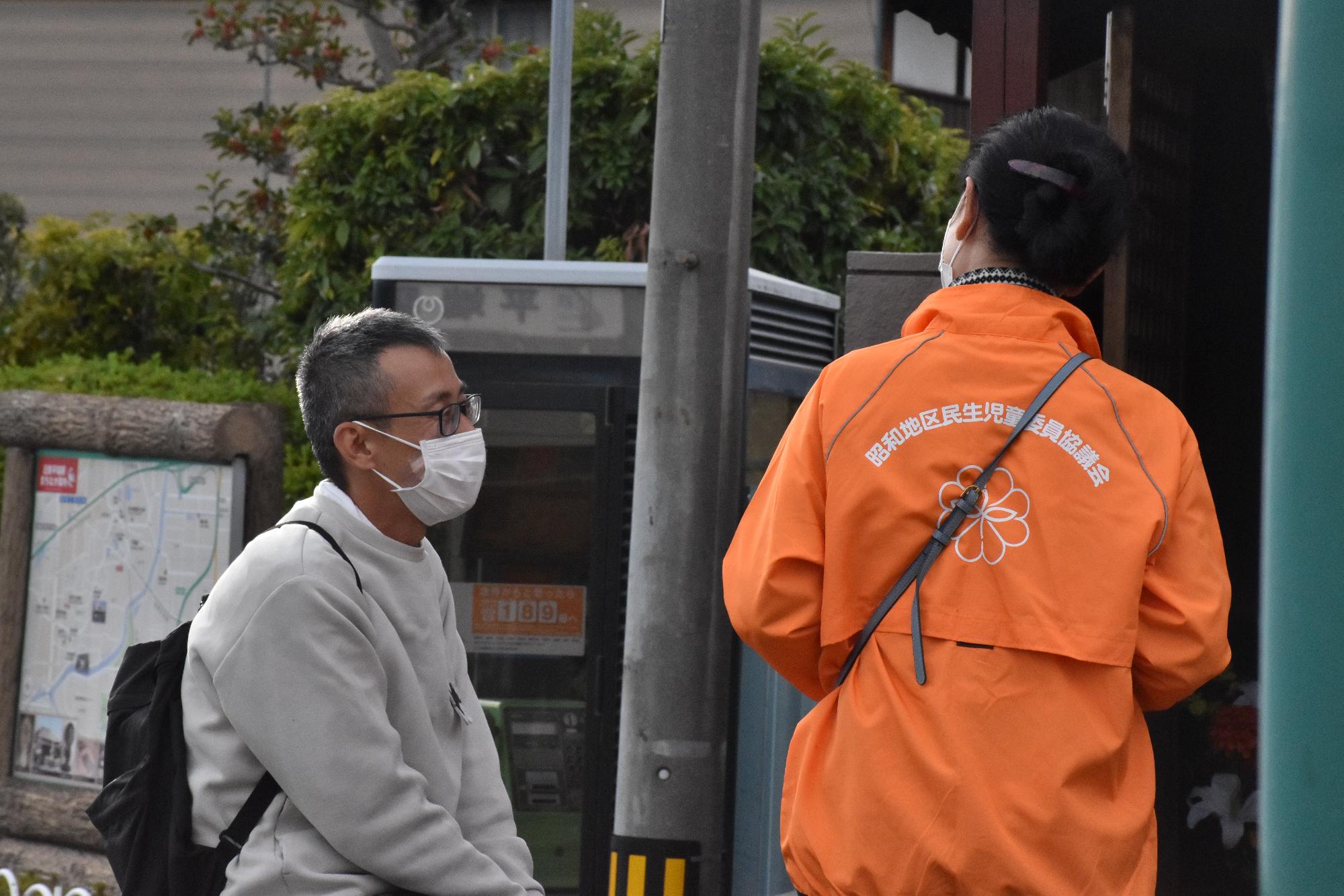 高齢者等見守り模擬訓練で高齢者役の方へ声掛けをしている様子