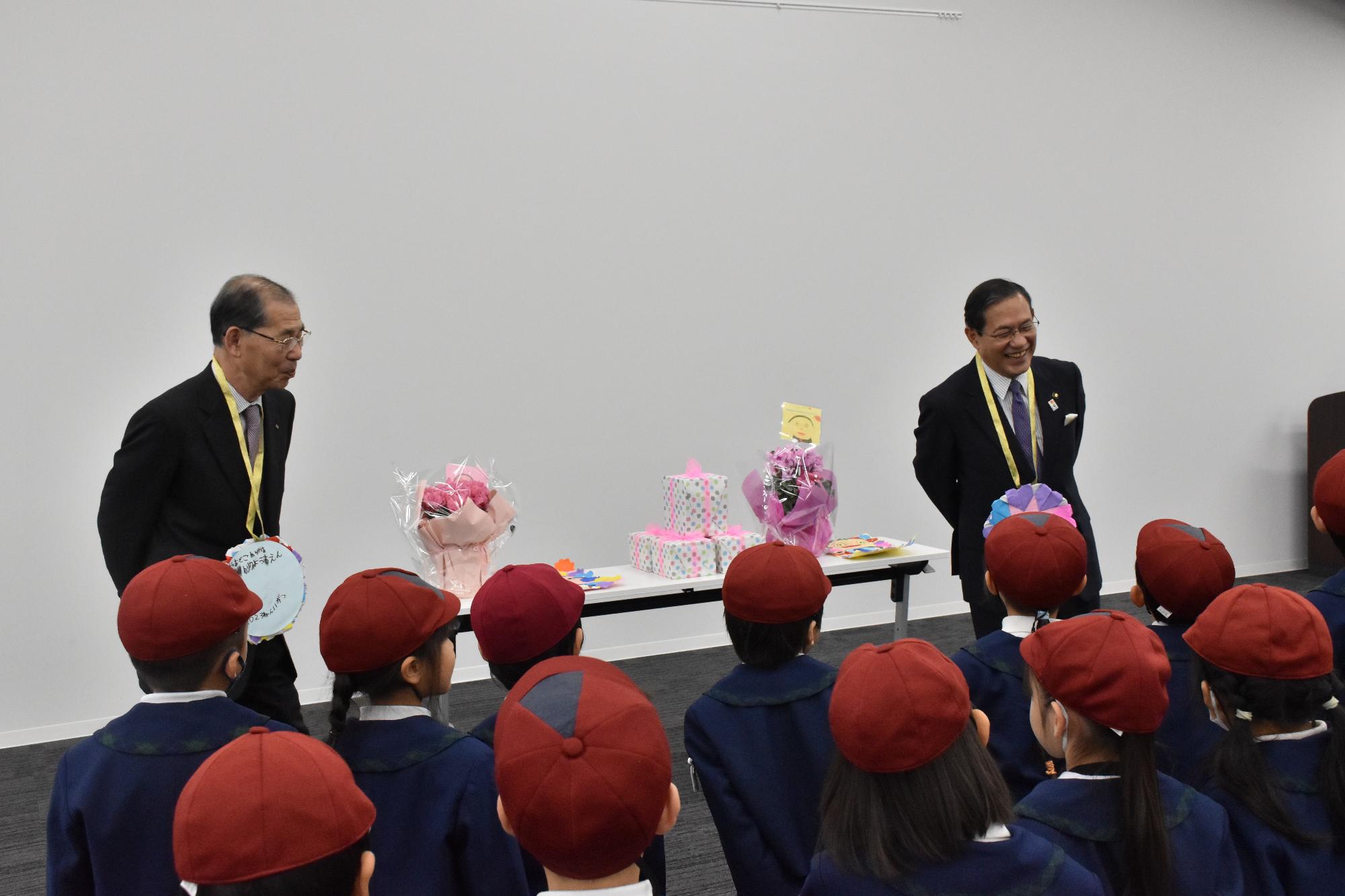 カトリック幼稚園の園児と市長、教育長が歓談している様子