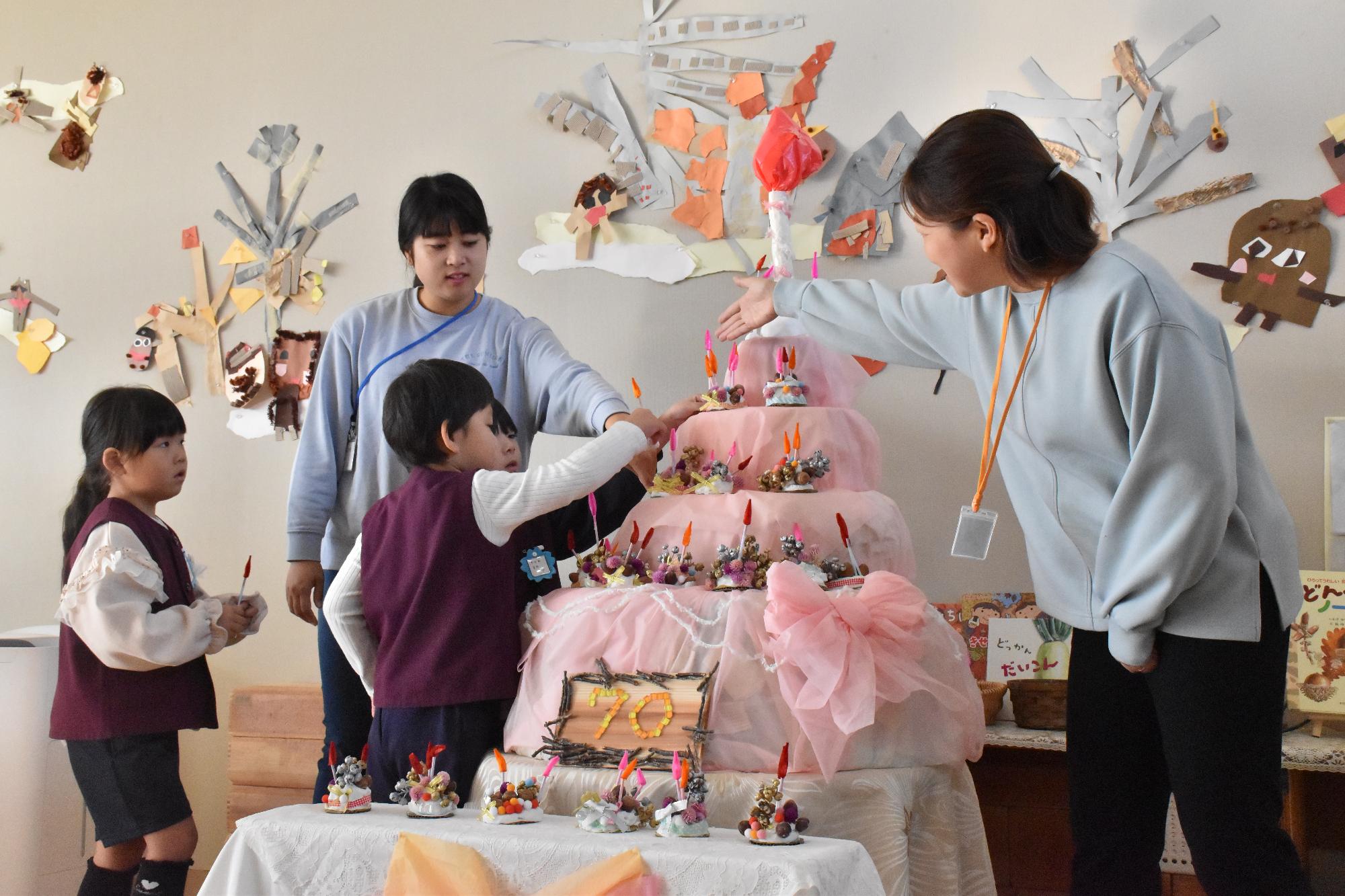 筒井幼稚園にて園児が手作りのケーキにローソクをたてる様子
