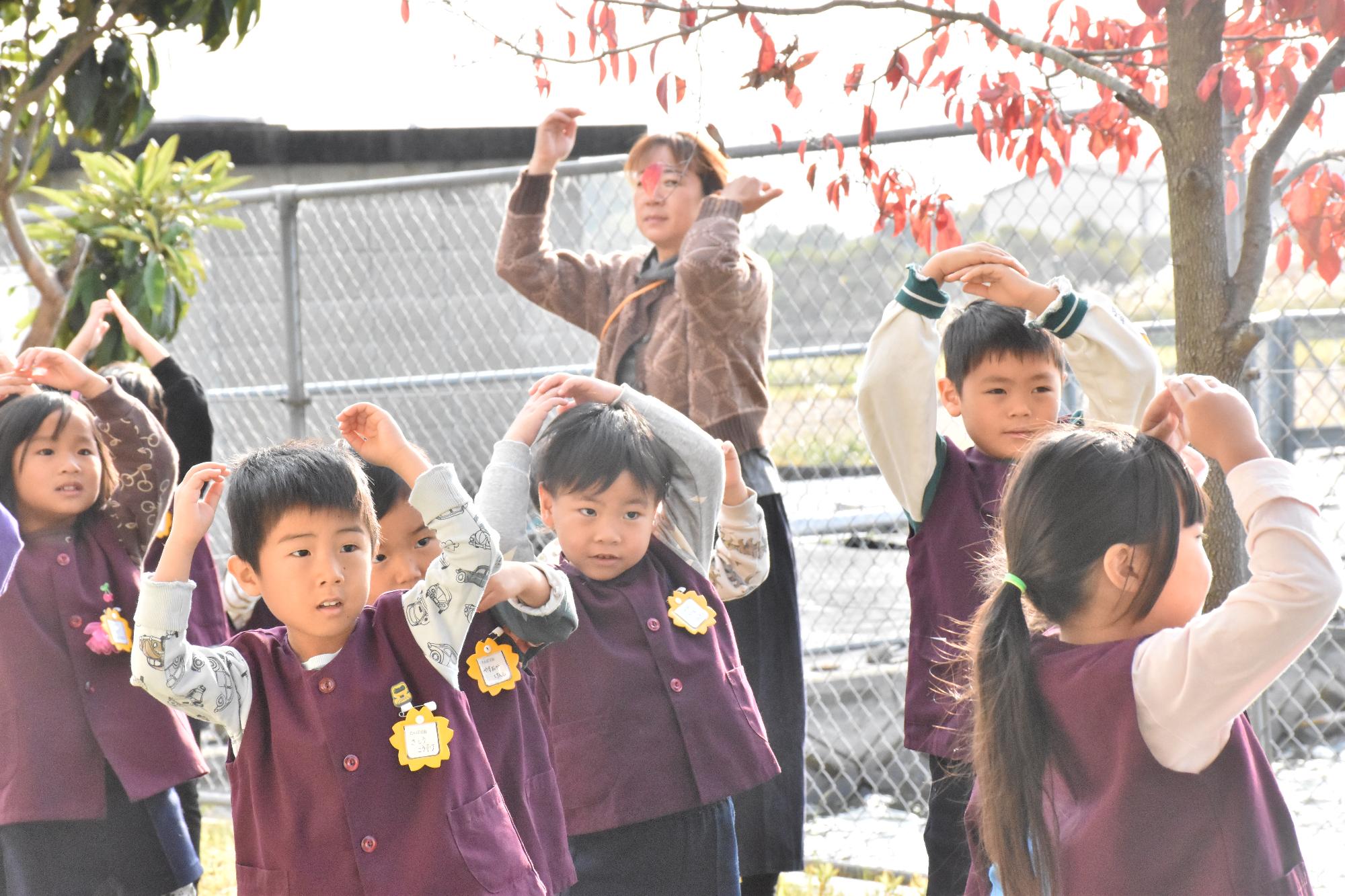 筒井幼稚園にて園児がお祝いにダンスを披露している様子