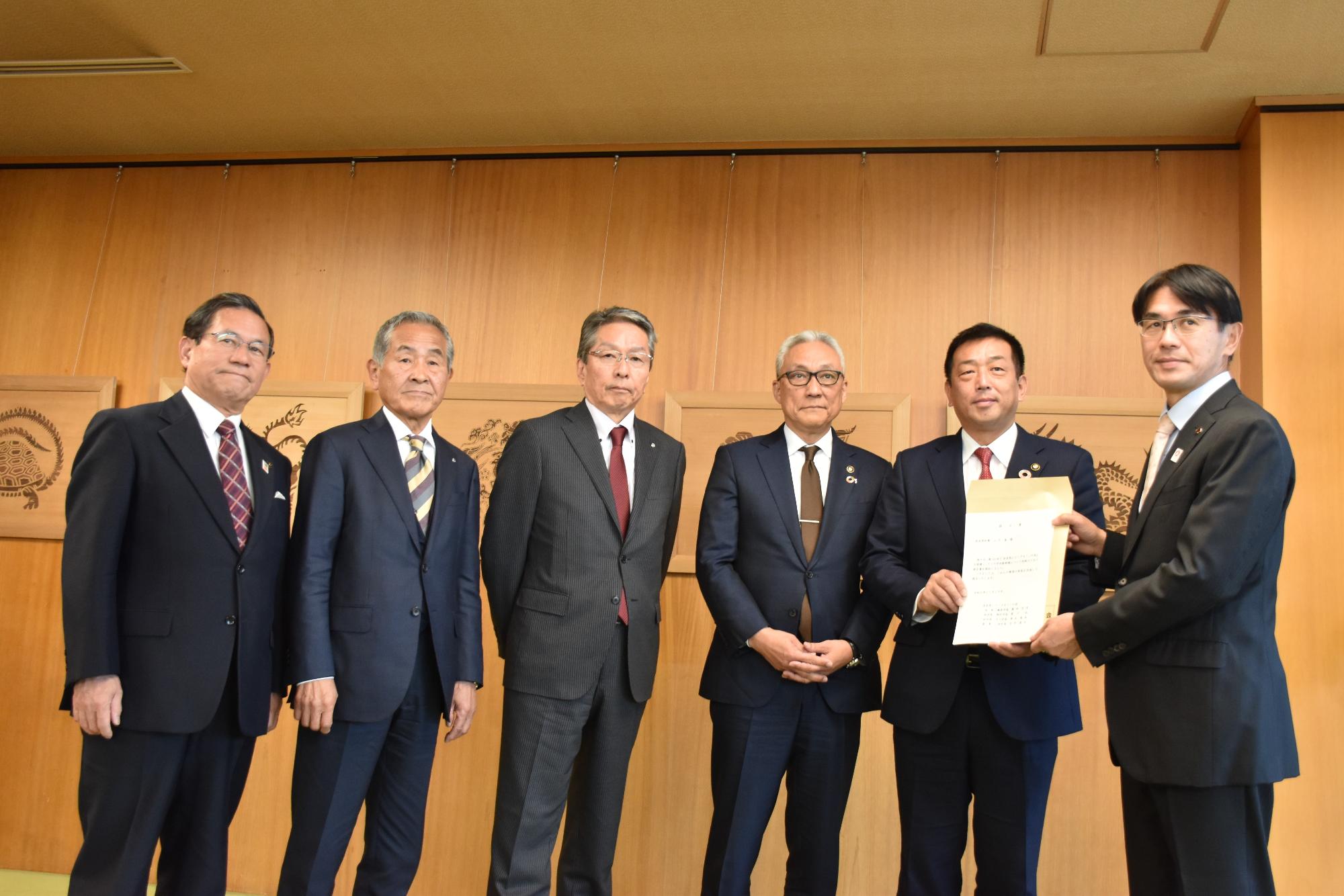 奈良県にリニアをの会から山下奈良県知事へ提言書を提出している様子