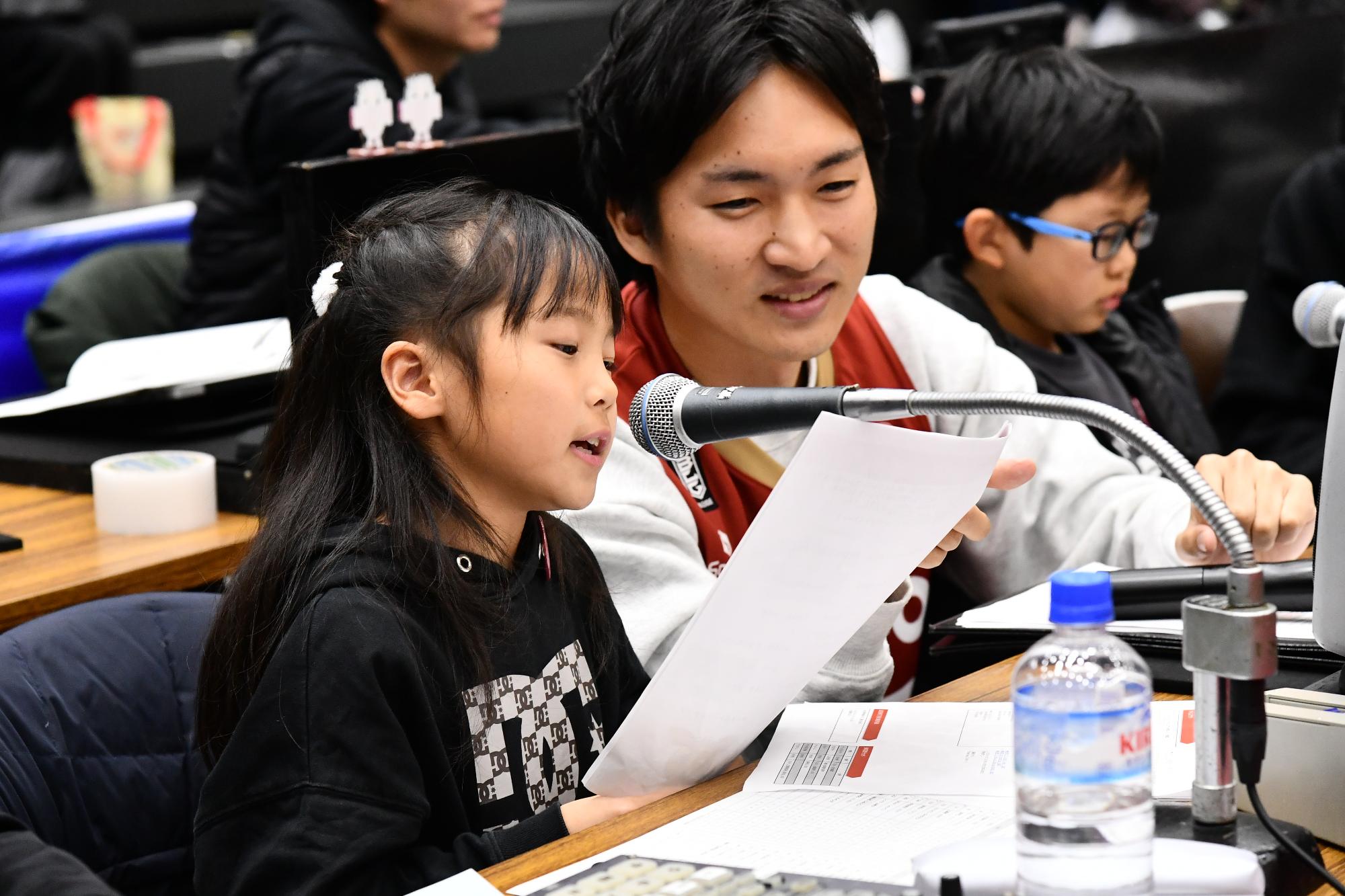 バンビシャス奈良のホームゲームにてお仕事体験でMCを行っている小学生