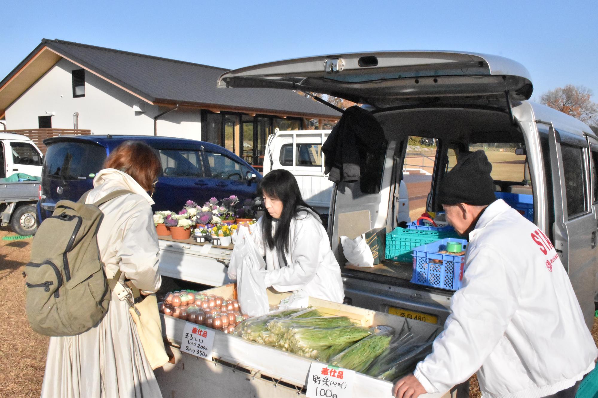 郡山・市の日で商品を販売されている様子