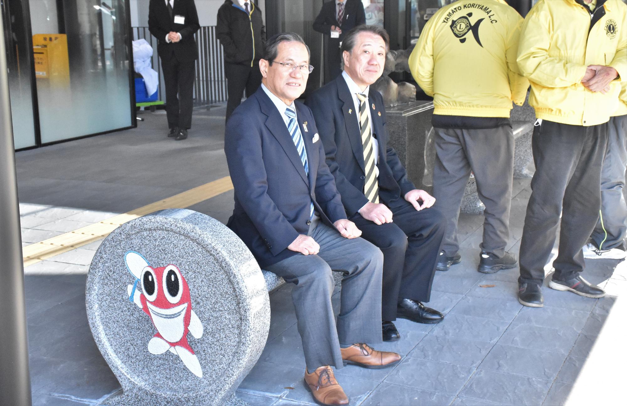 大和郡山ライオンズクラブから寄贈されたベンチに腰掛ける上田市長と中山会長