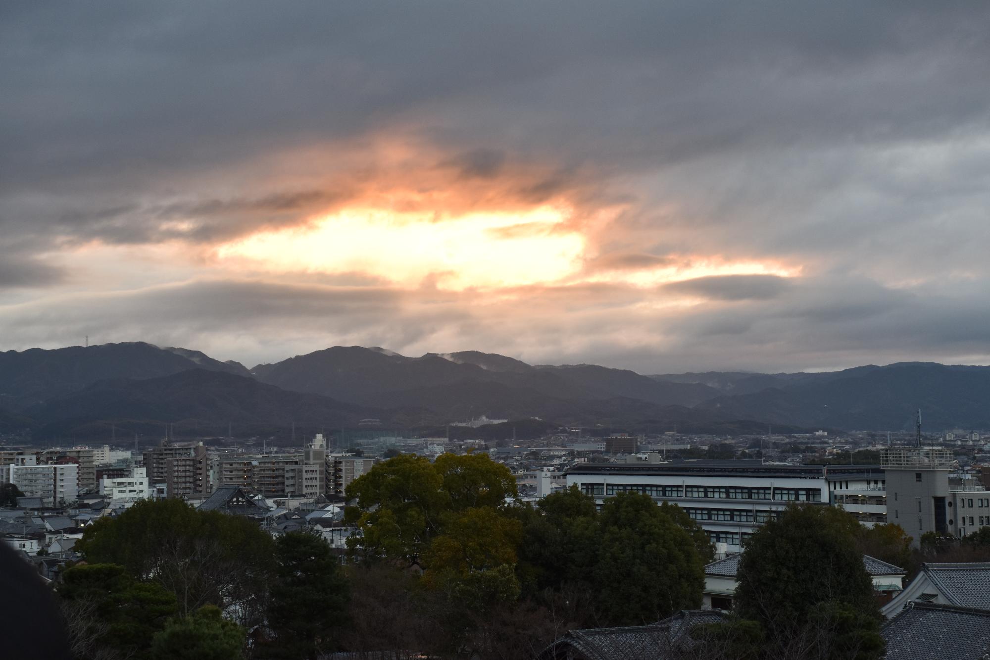 令和6年1月1日、初日の出に合わせた郡山城天守台の特別開放