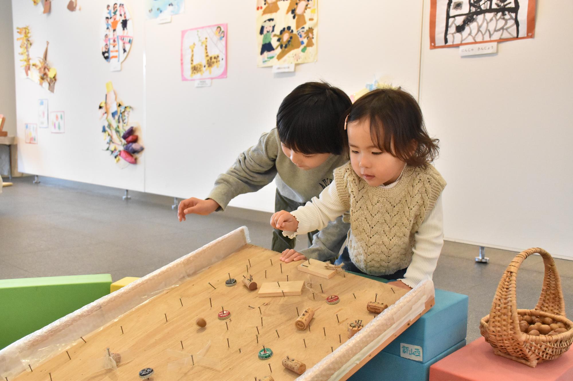 公立幼稚園フェスティバルの遊具で遊ぶ子どもたちの様子