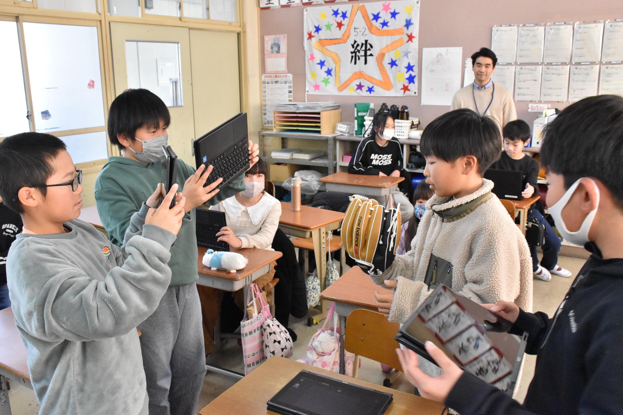 大谷翔平選手寄贈グローブを付けてタブレットで撮影している様子