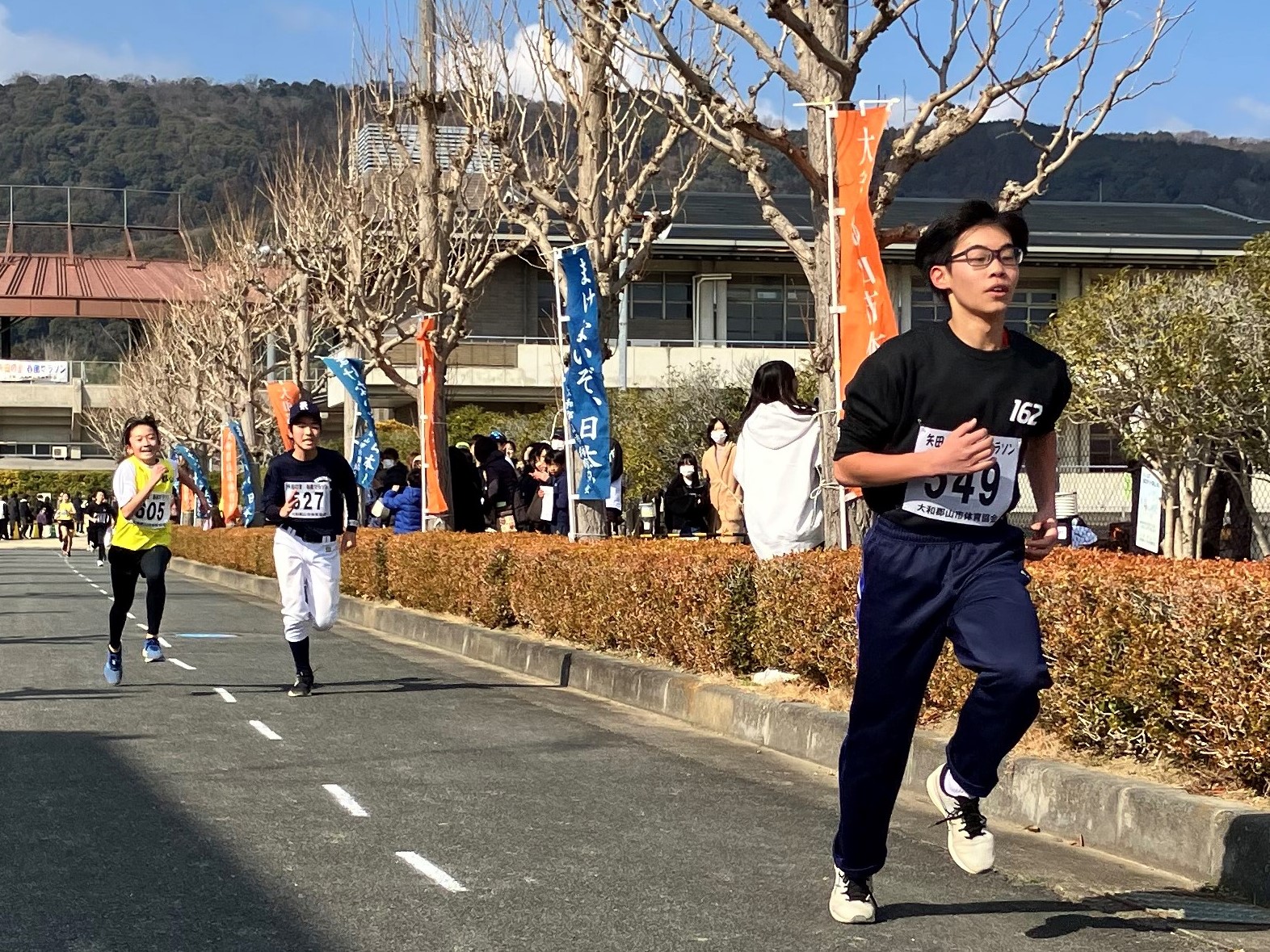 矢田の里春風マラソンでゴールを目指して走る参加者の様子