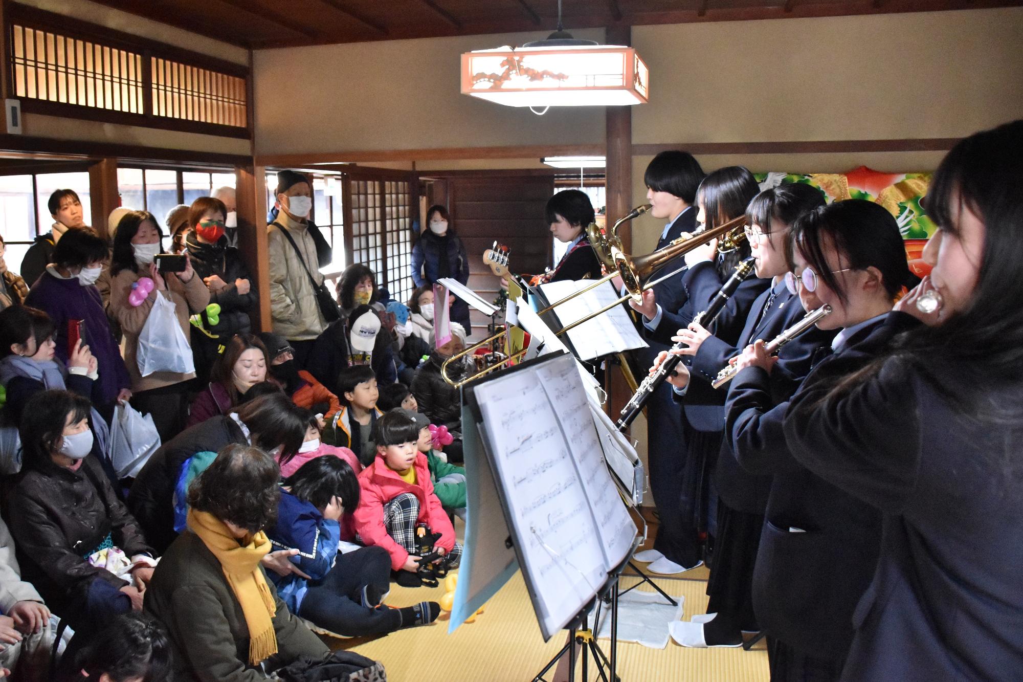 ひなまつりコンサート～町家物語館～で関西文化芸術高等学校の生徒が演奏を行っている様子