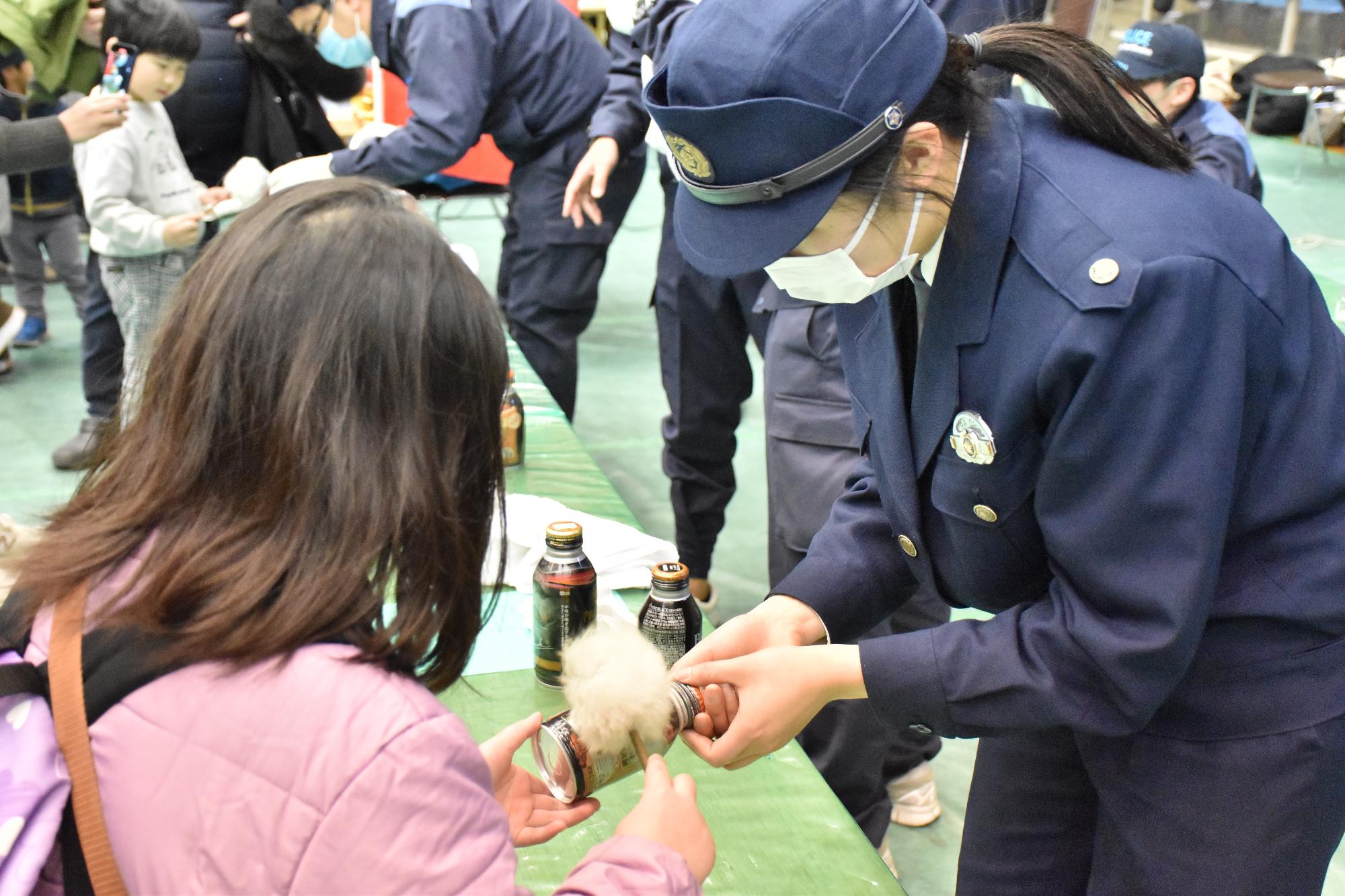 第5回お仕事フェスタで指紋鑑識を体験している様子