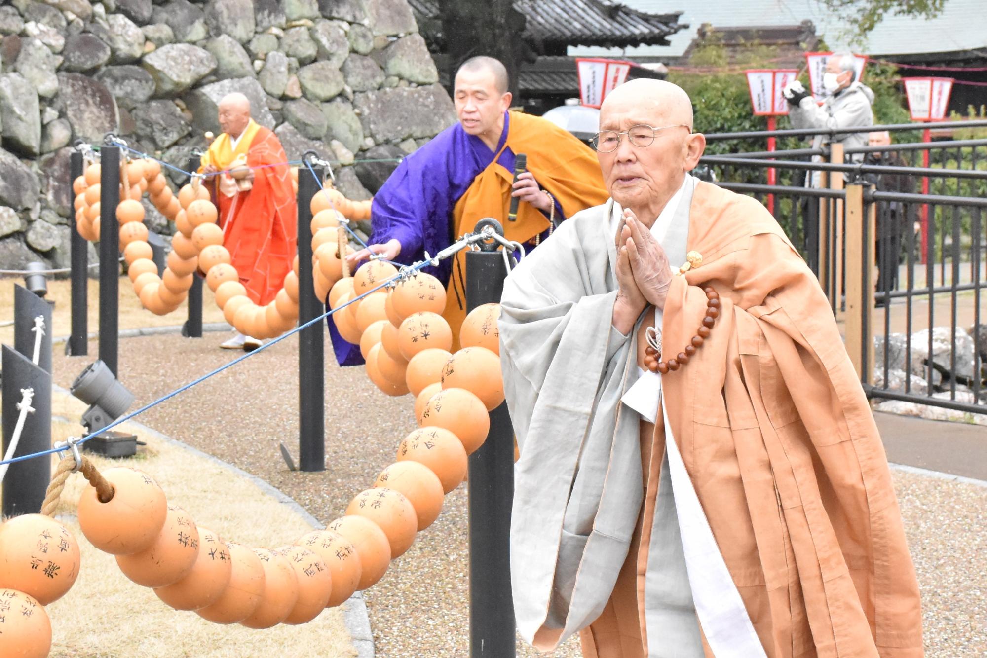 お城まつり数珠くり法要の様子