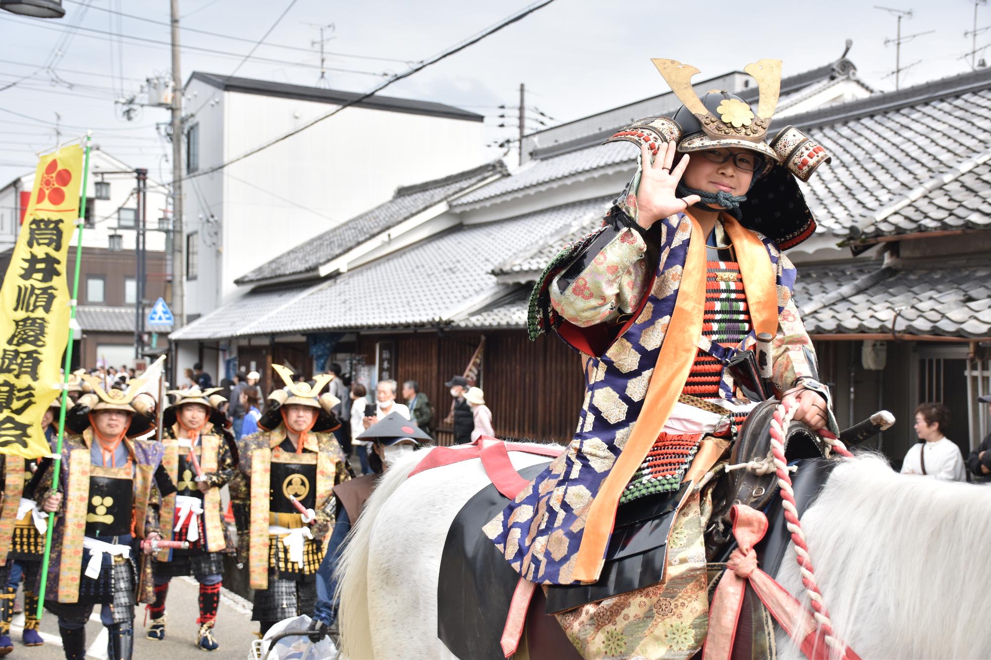 時代行列で武将に扮し馬に騎乗する市内小学生