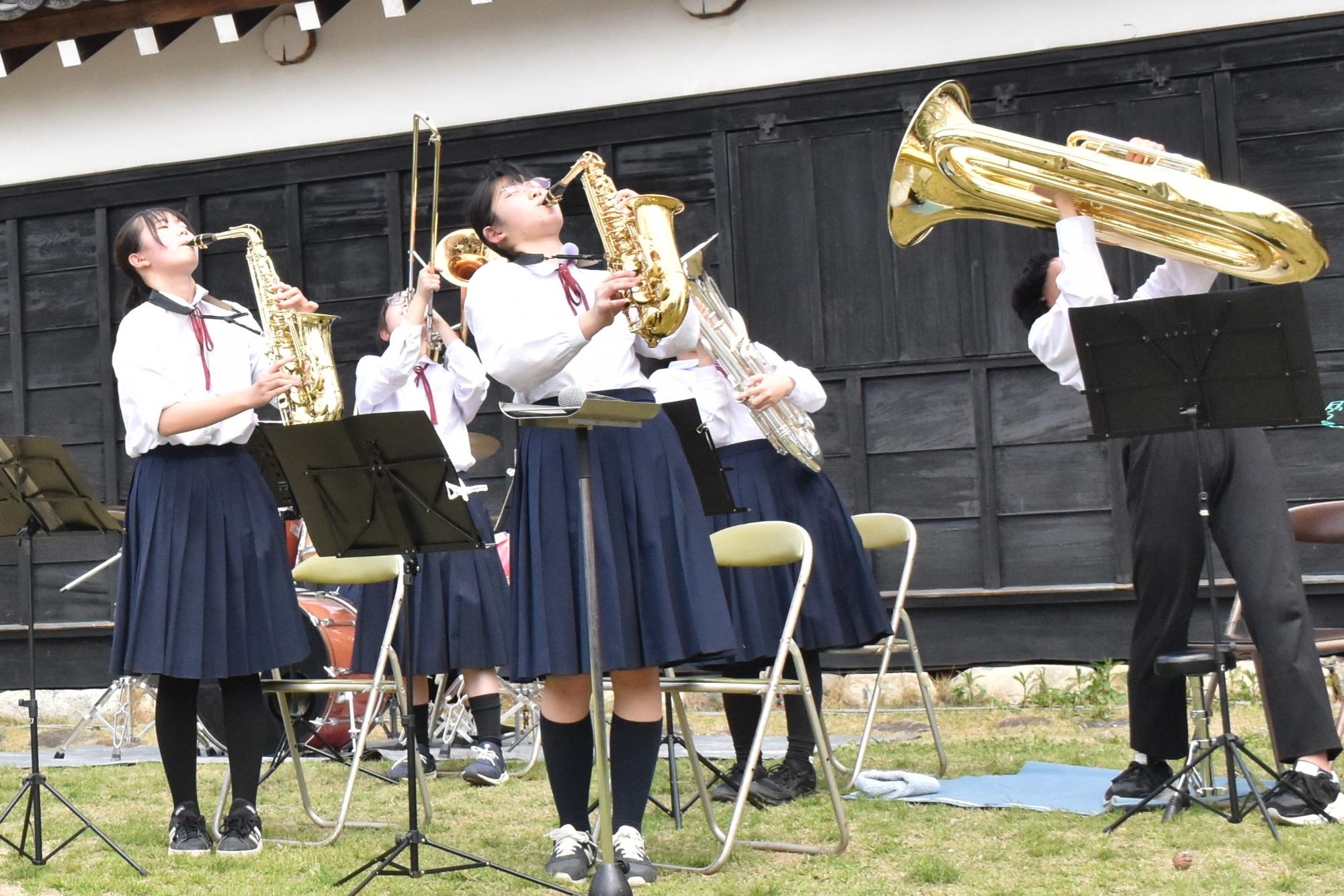 お城まつりコンサートでの吹奏楽の演奏の様子