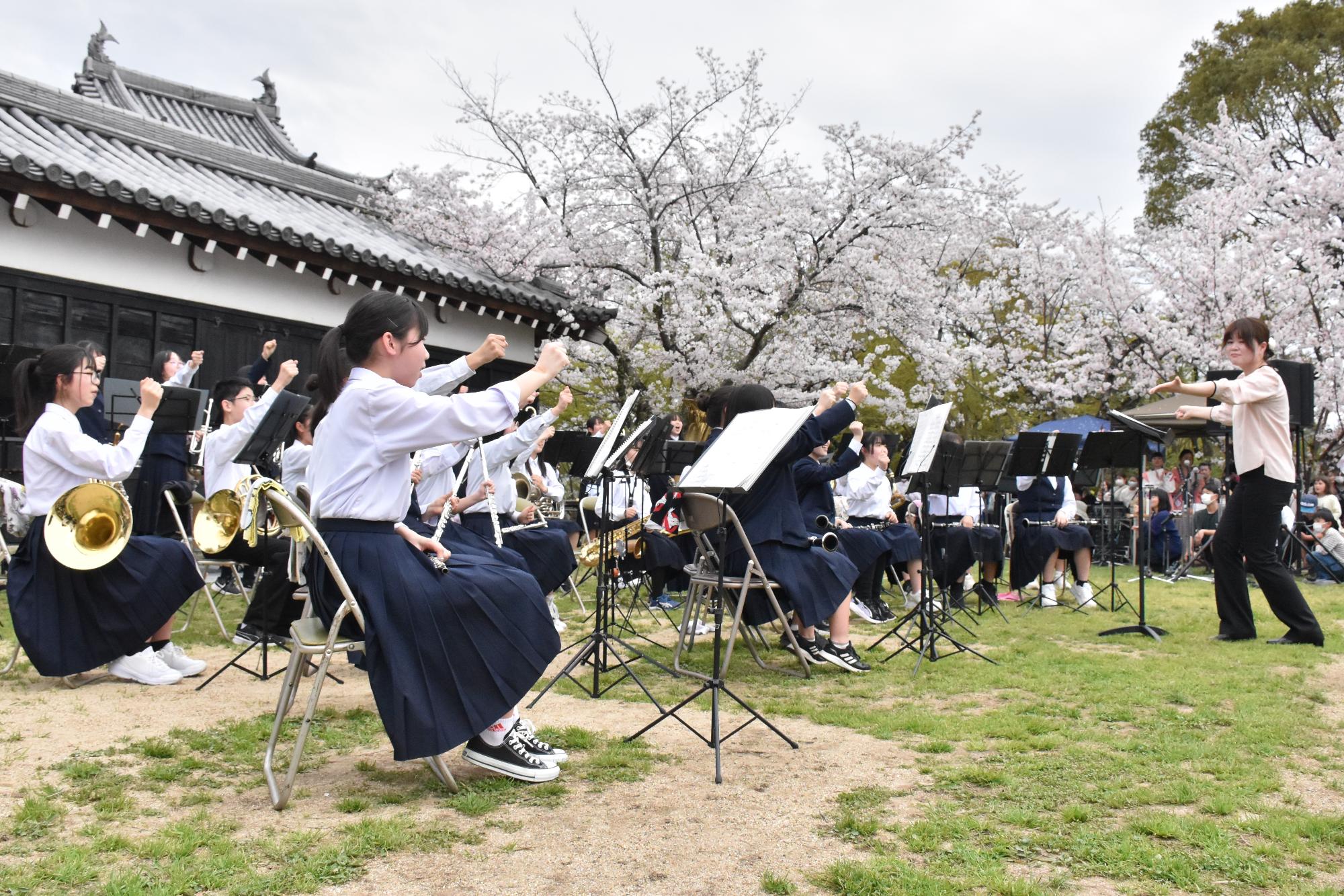 お城まつりコンサートでの吹奏楽の演奏の様子