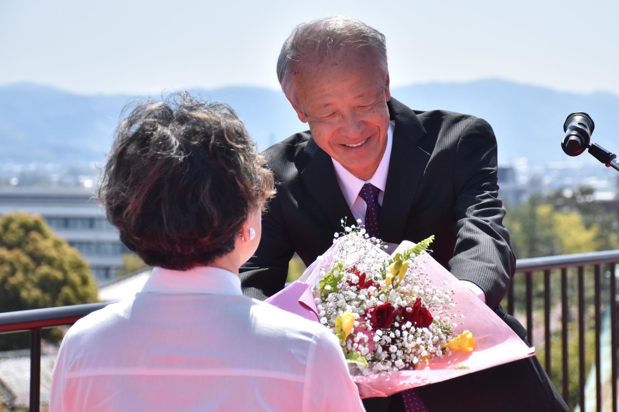 第8回金婚式で旦那さんから奥さんへ感謝の花束を贈る様子