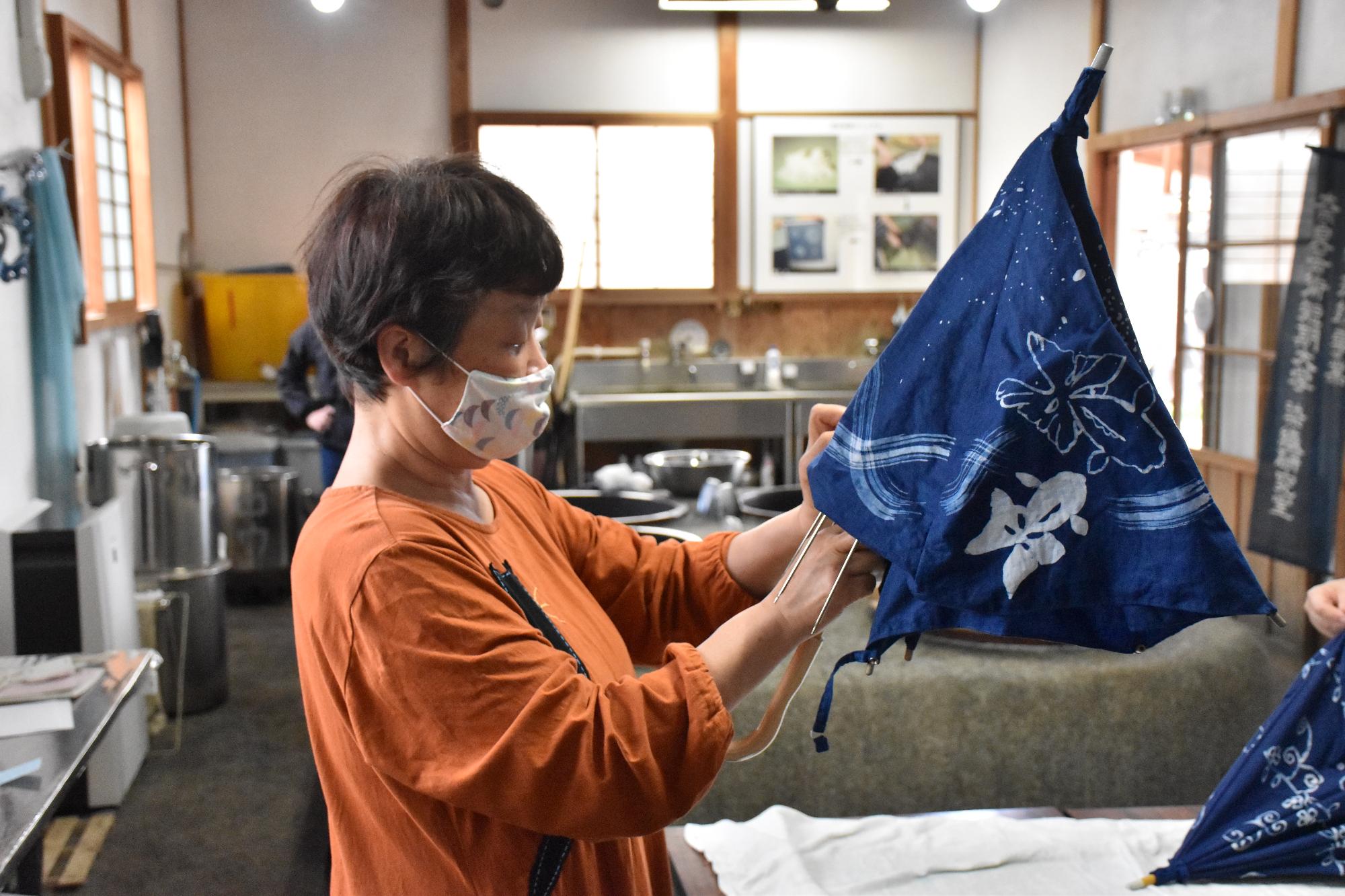 箱本館紺屋 ロウケチ日傘体験の様子