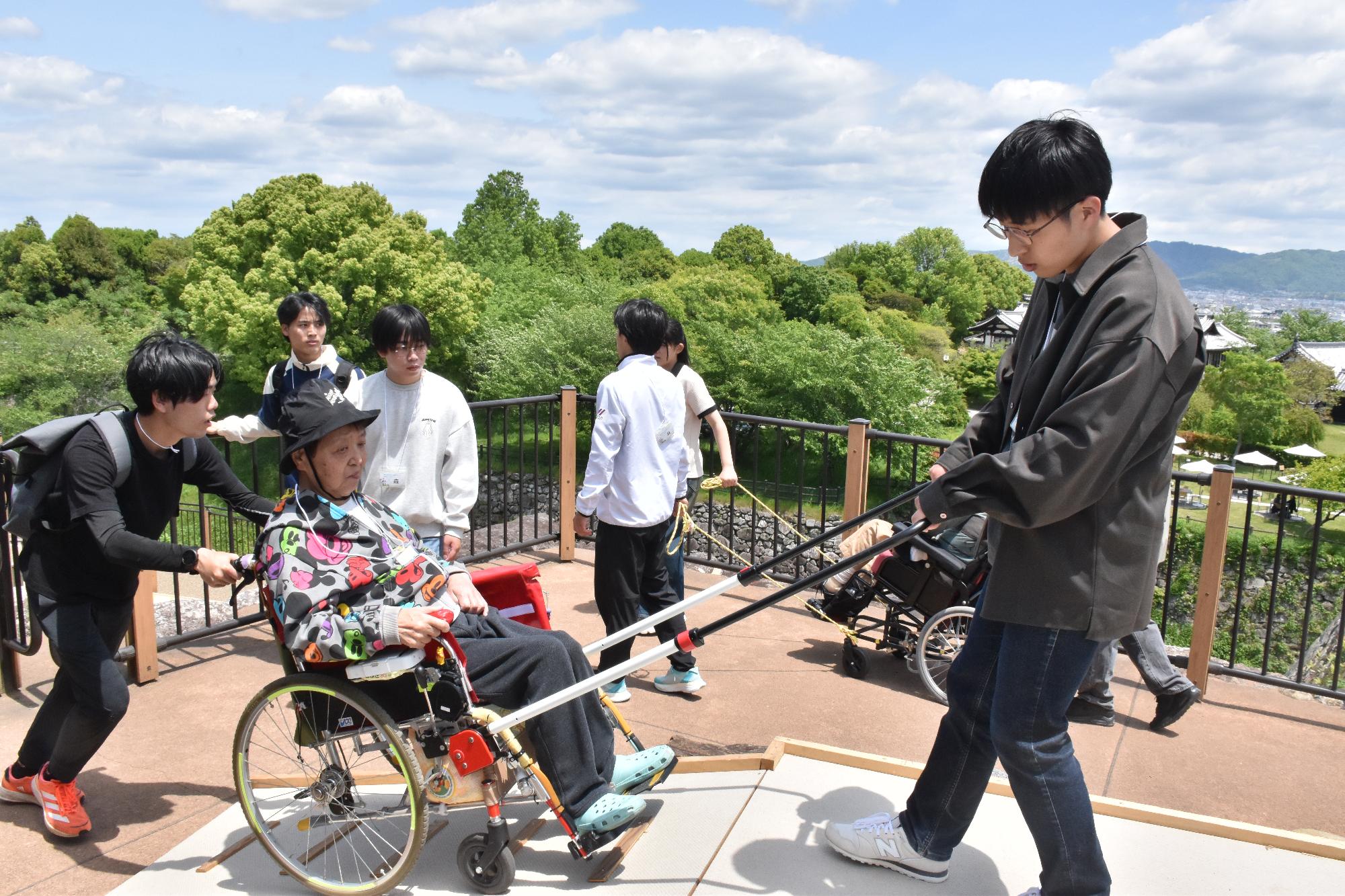 郡山城登城サポート ボランティアスタッフのサポートを受けて車椅子で登城する様子