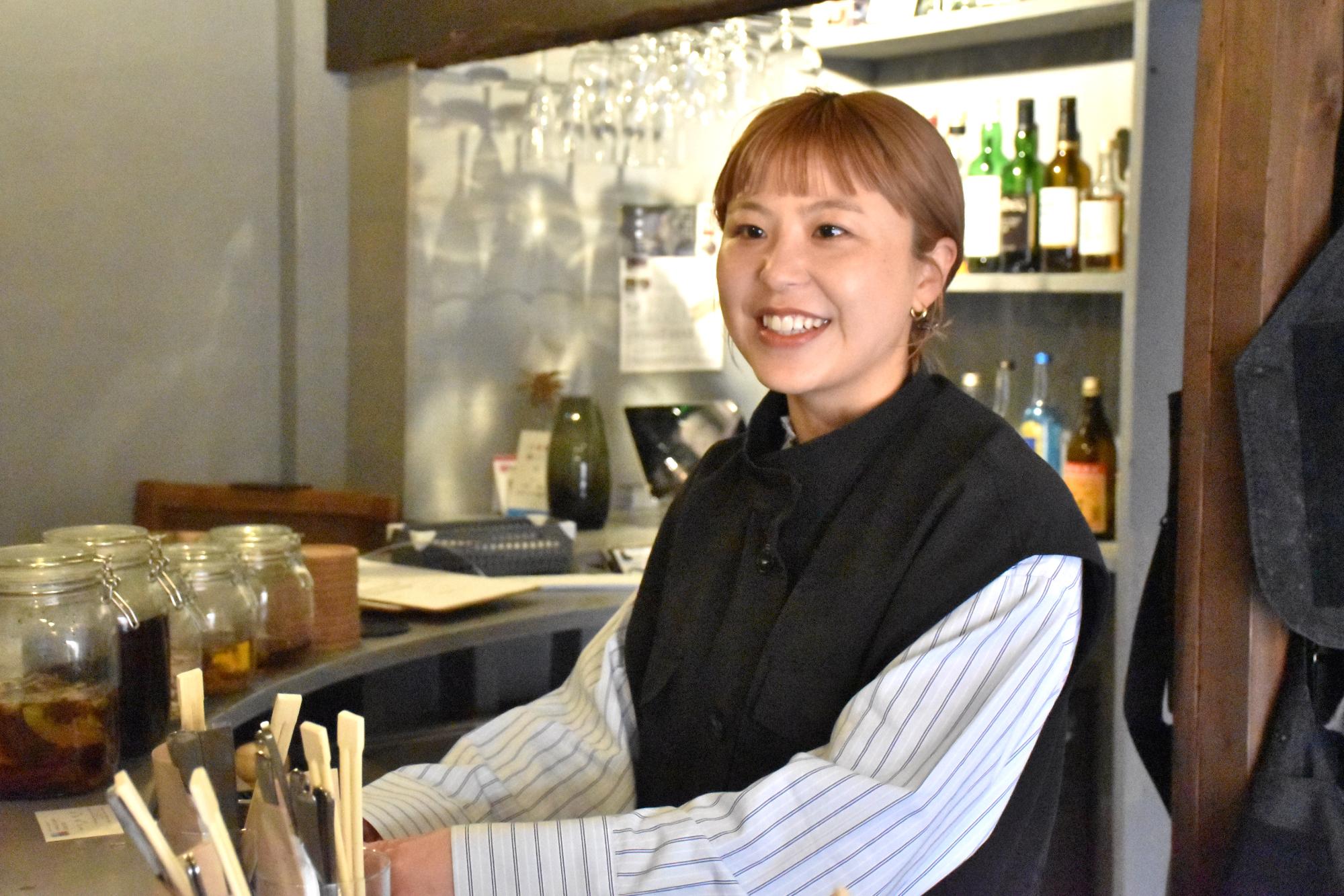移住してこられた大垣ご夫妻 妻・美咲さんがインタビューを受ける様子