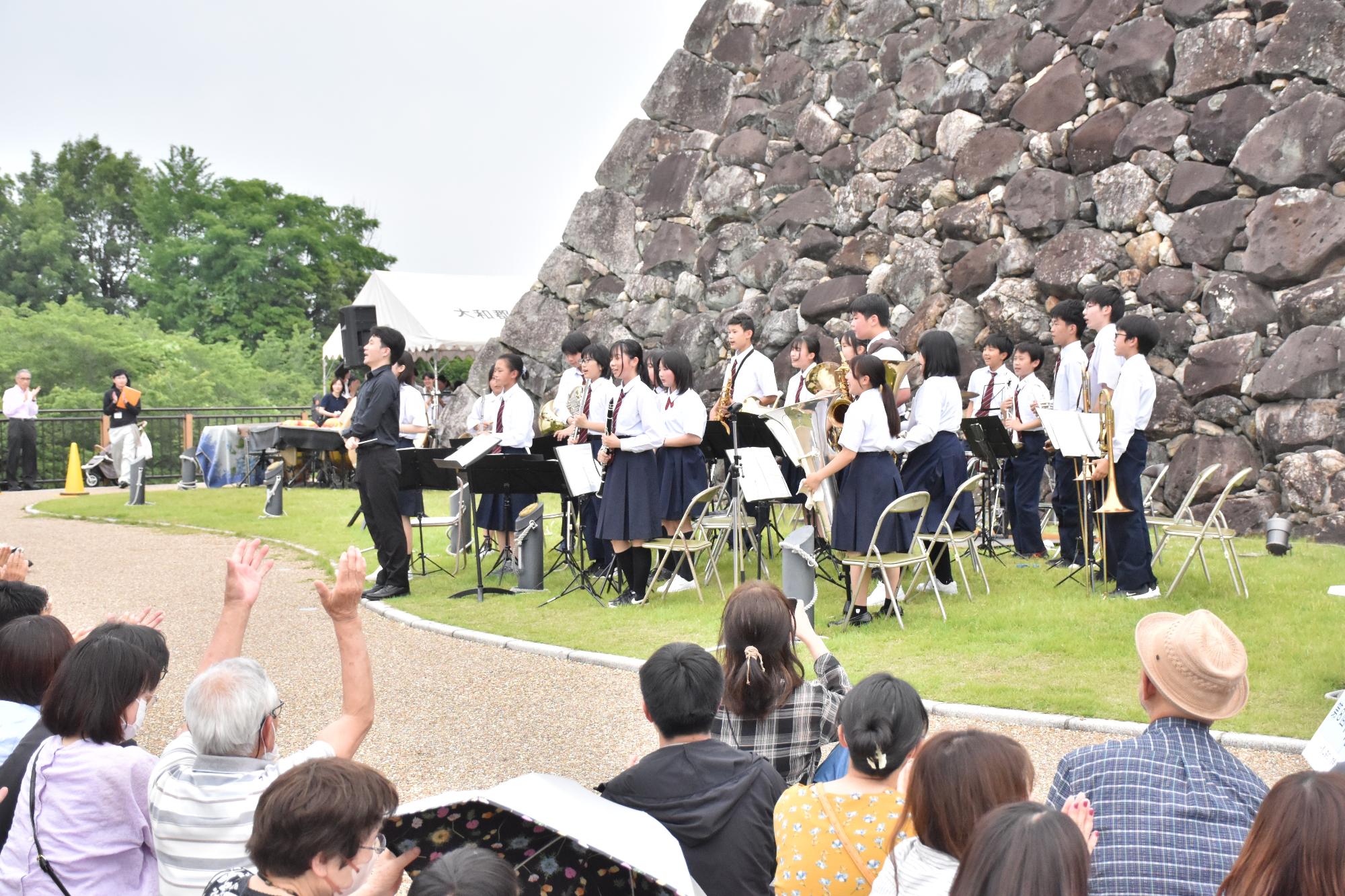 水無月コンサート 片桐中学校吹奏楽部の演奏に拍手を贈る観客