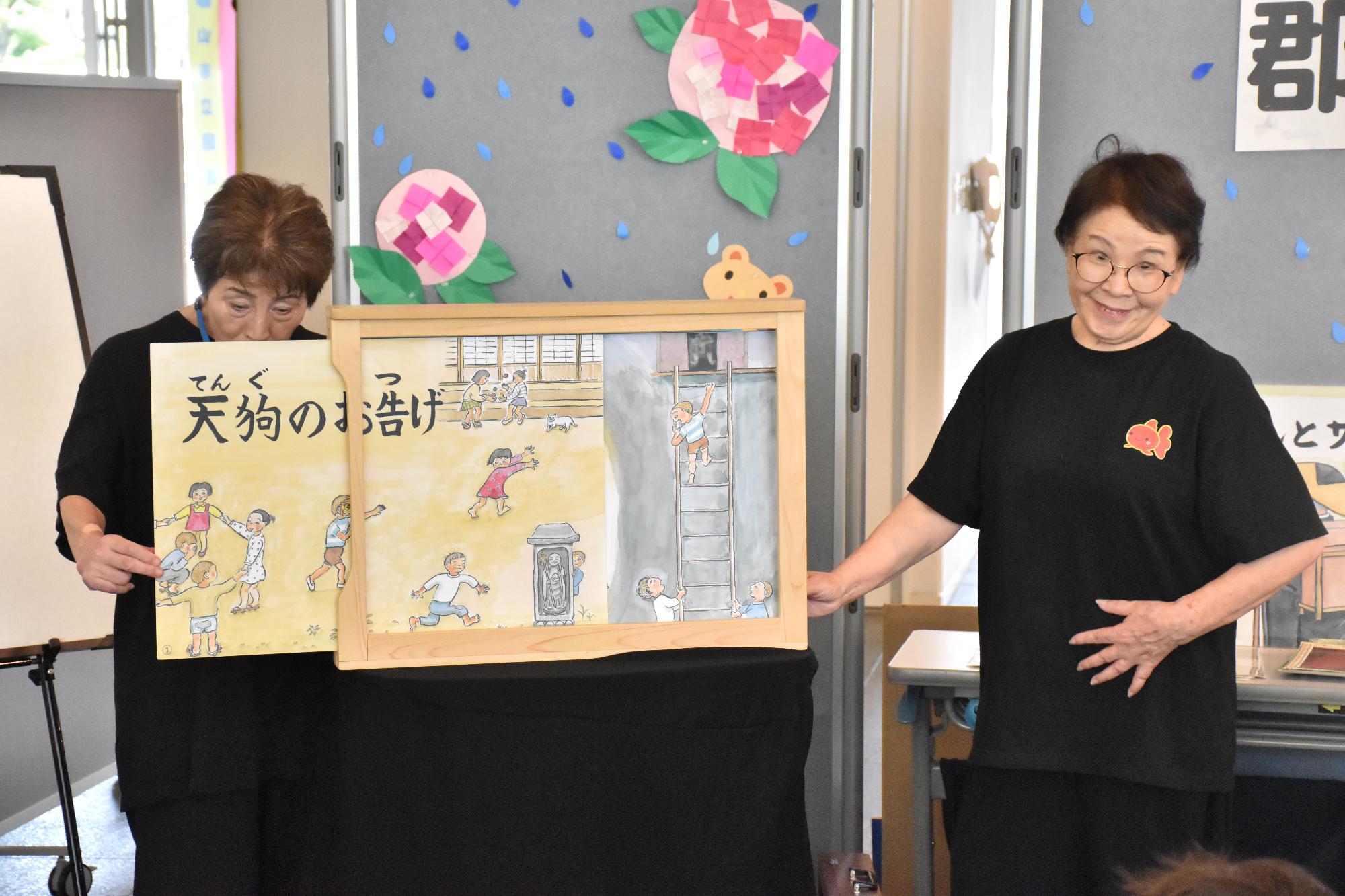 図書館まつりで紙芝居の読み聞かせを行っている女性