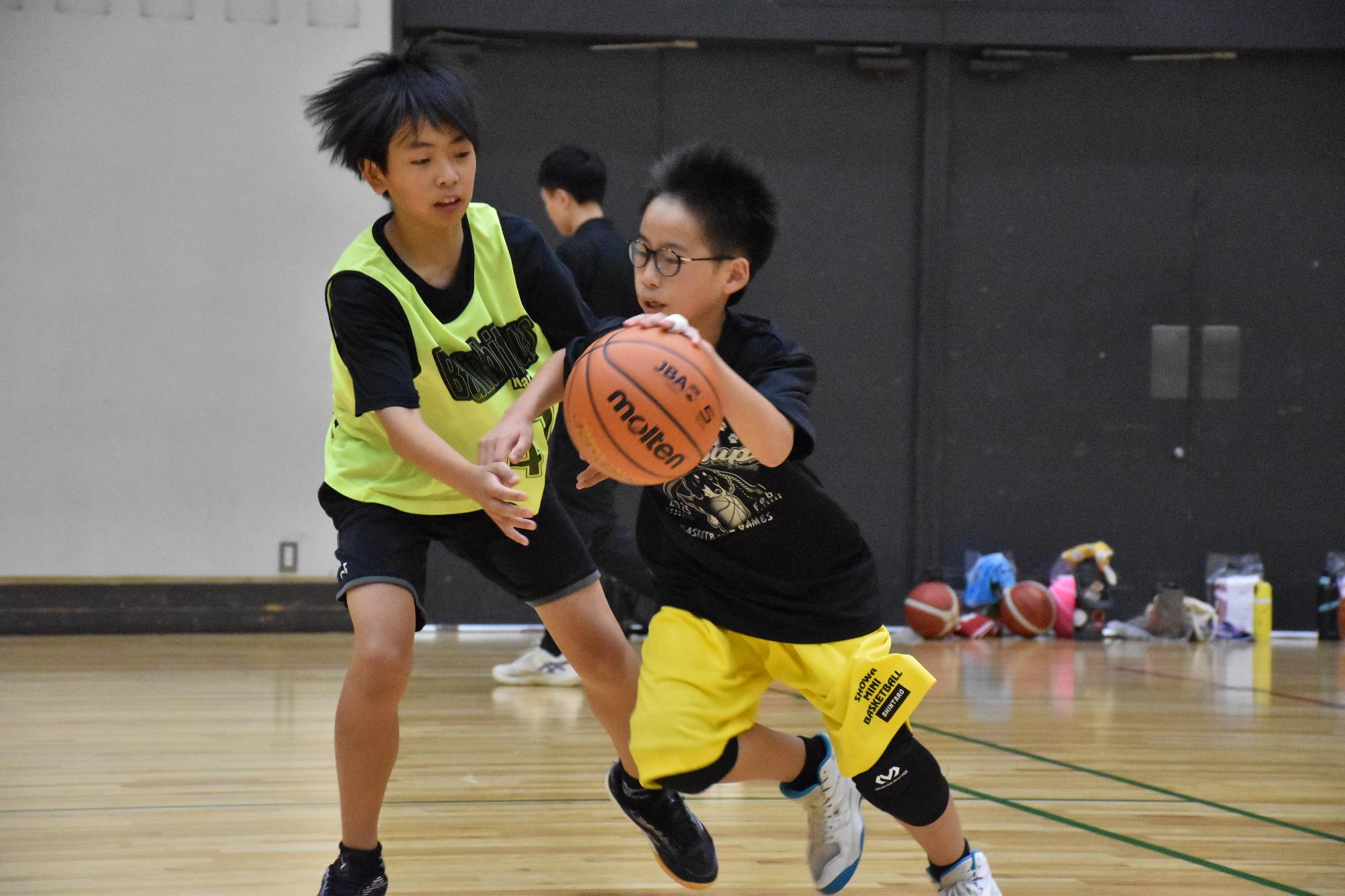 バスケットボール教室で試合を楽しむ参加者