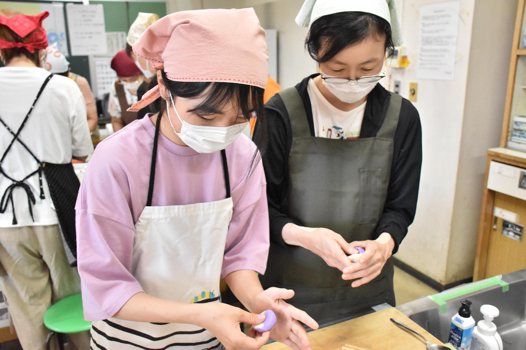 金魚和菓子作り講座で和菓子の形を整える受講生