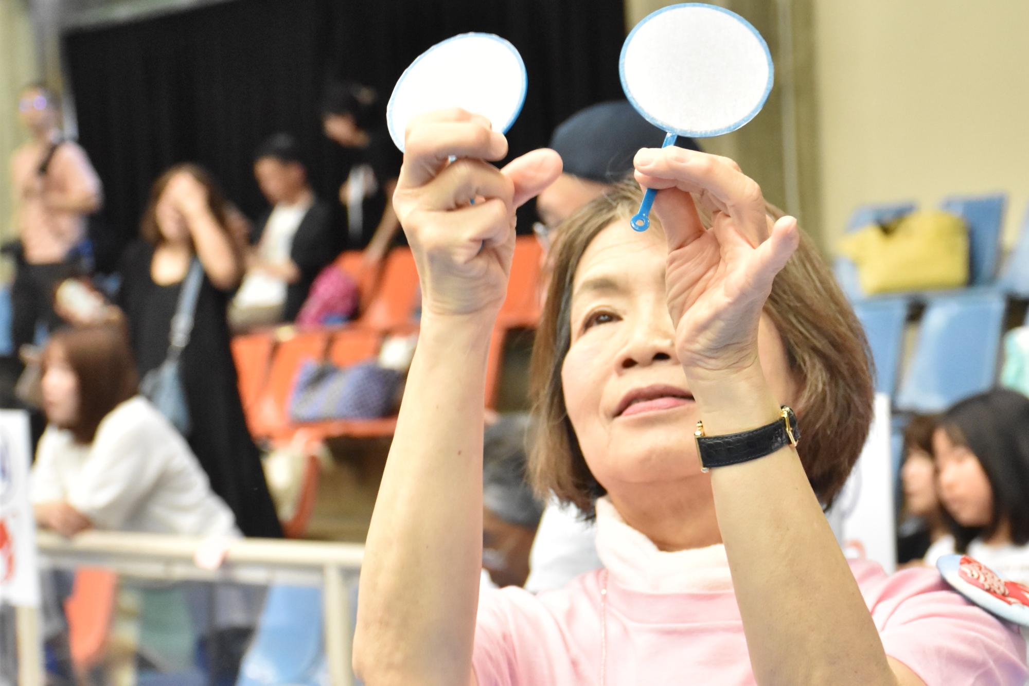 全国金魚すくい選手権大会 奈良県予選大会でポイを選ぶ選手