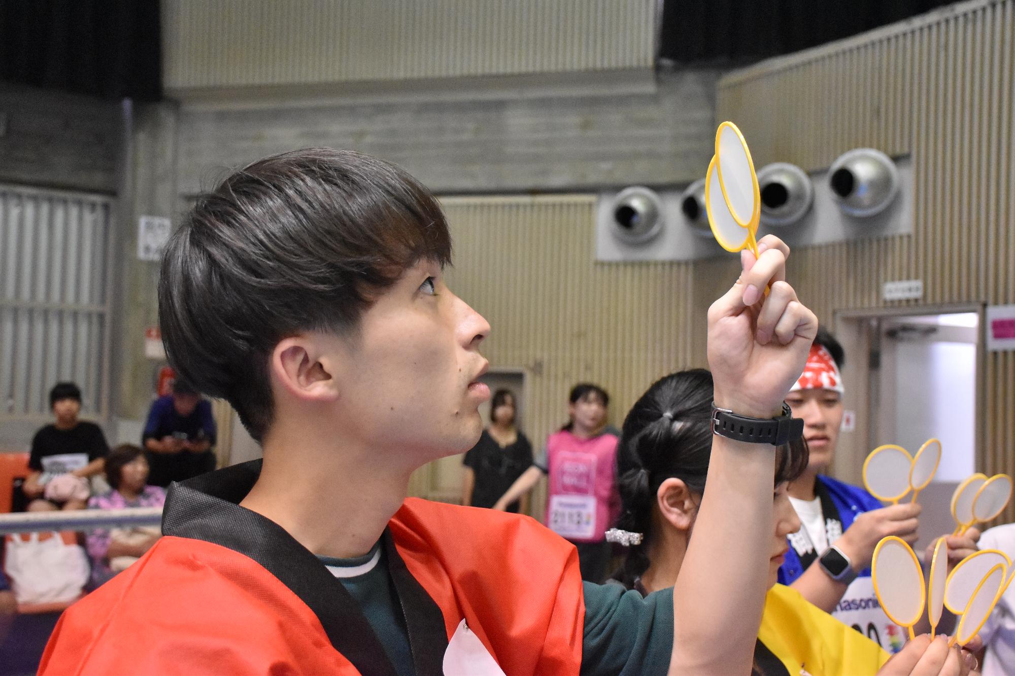 全国金魚すくい選手権大会 奈良県予選大会で真剣な面持ちでポイを選ぶ選手
