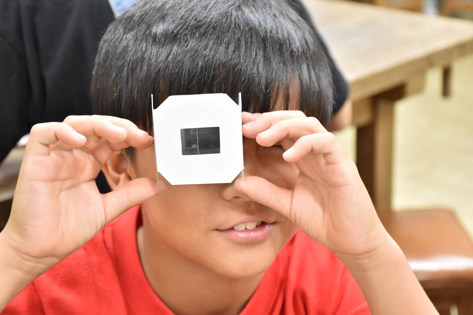 科学教室で完成したマジックボックスを見る参加者