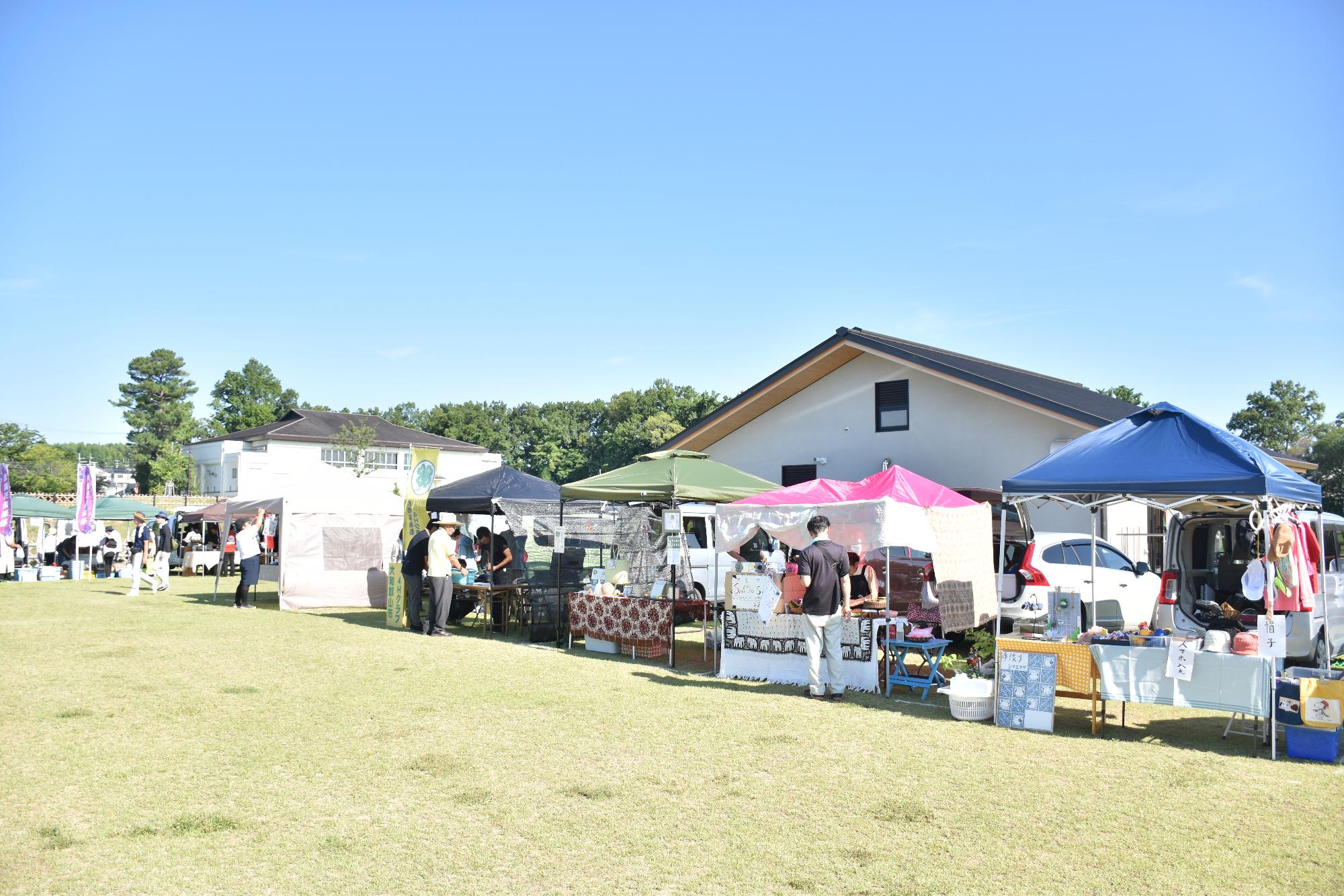 郡山市の日の会場内に各ブースが立ち並ぶ
