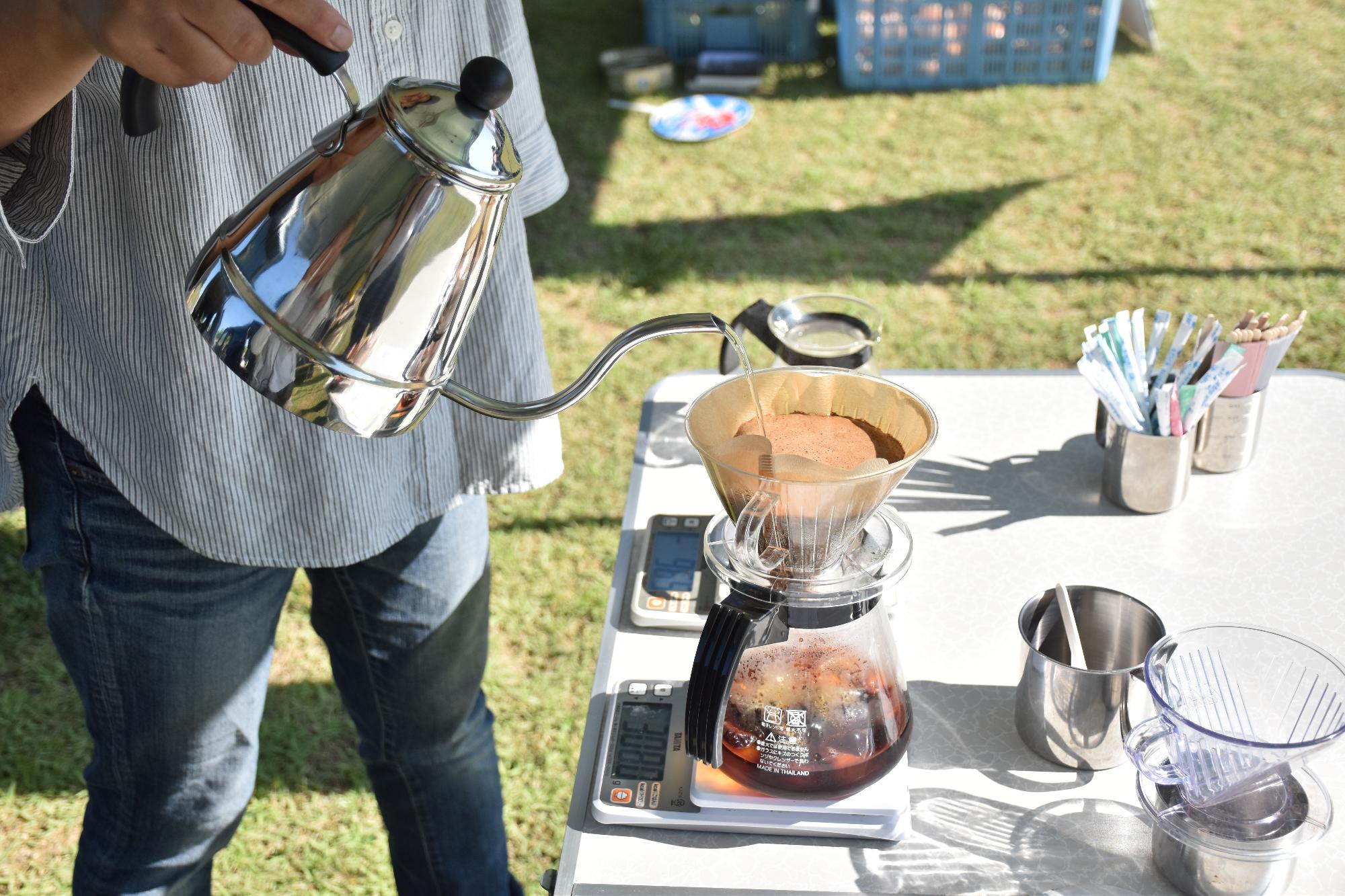 郡山市の日 会場で淹れたてのコーヒーが作られる様子