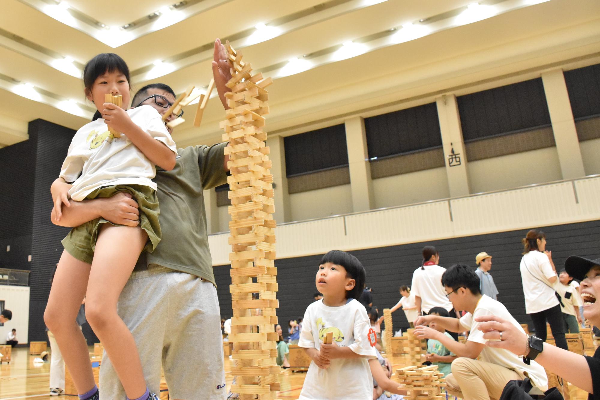 第23回カプラ親子フェスタで積んでいたカプラが崩れる様子