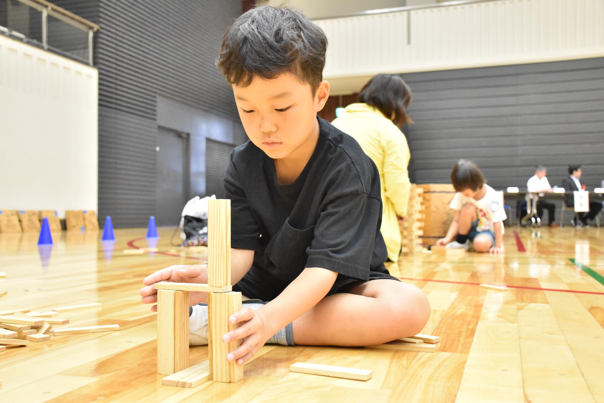 第23回カプラ親子フェスタでカプラを真剣に積んでいる子ども