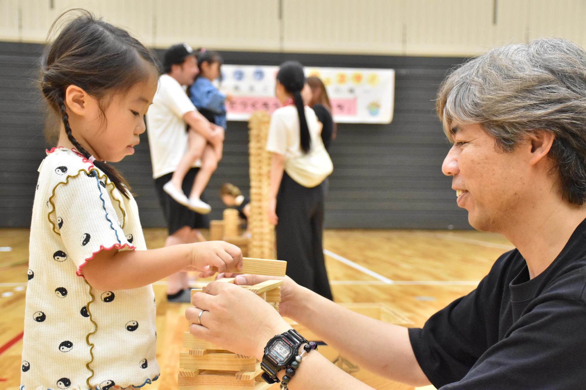 第23回カプラ親子フェスタでカプラを協力して積む親子