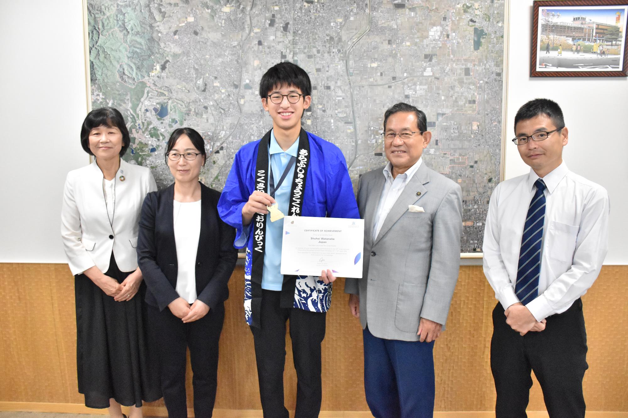 国際化学オリンピック金メダルを受賞した渡邉さんによる市長表敬訪問の様子